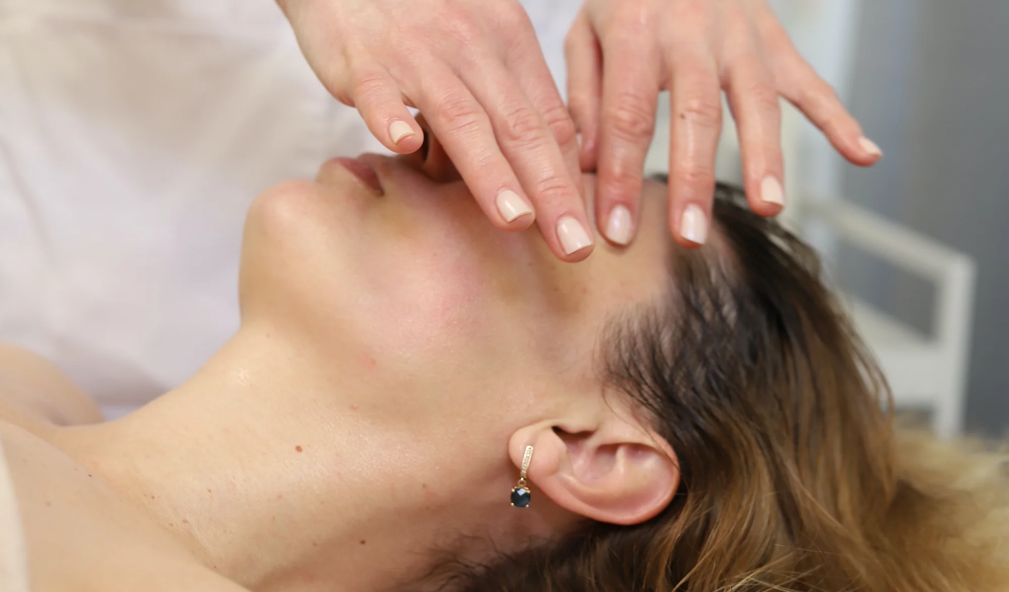 Relax od hlavy po paty: terapeutická masáž a liftingová masáž obličeje v salonu u Václavského nám.