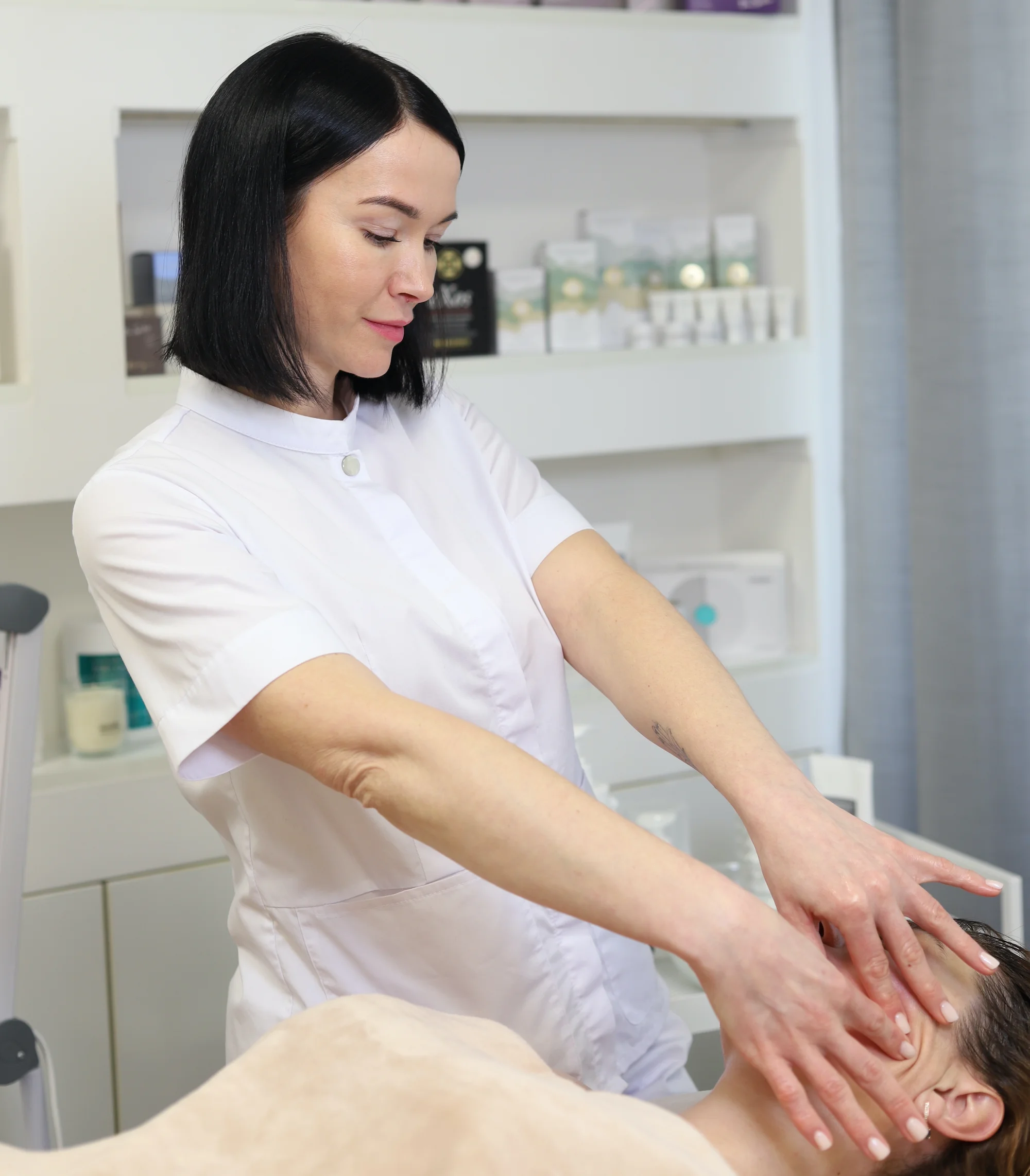 Relax od hlavy po paty: terapeutická masáž a liftingová masáž obličeje v salonu u Václavského nám.