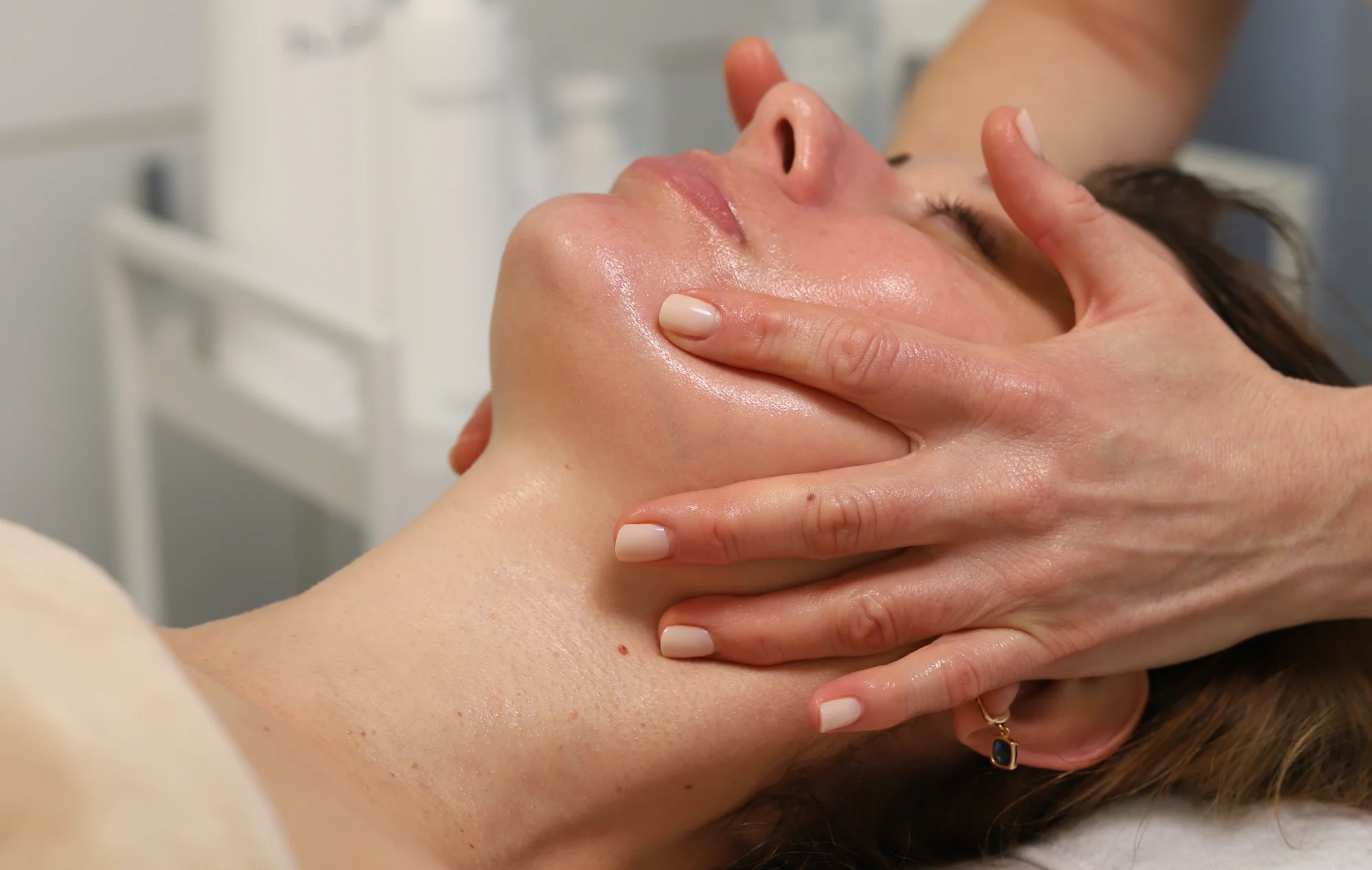 Relax od hlavy po paty: terapeutická masáž a liftingová masáž obličeje v salonu u Václavského nám.
