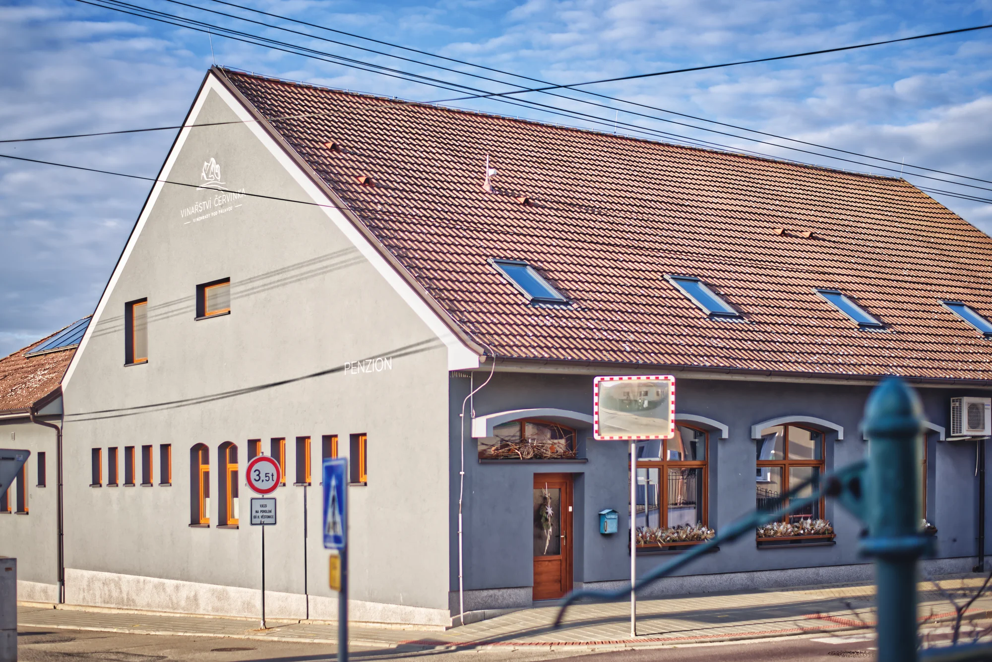 Pobyt na jižní Moravě: penzion u Mikulova se snídaní, degustací i lahví vína