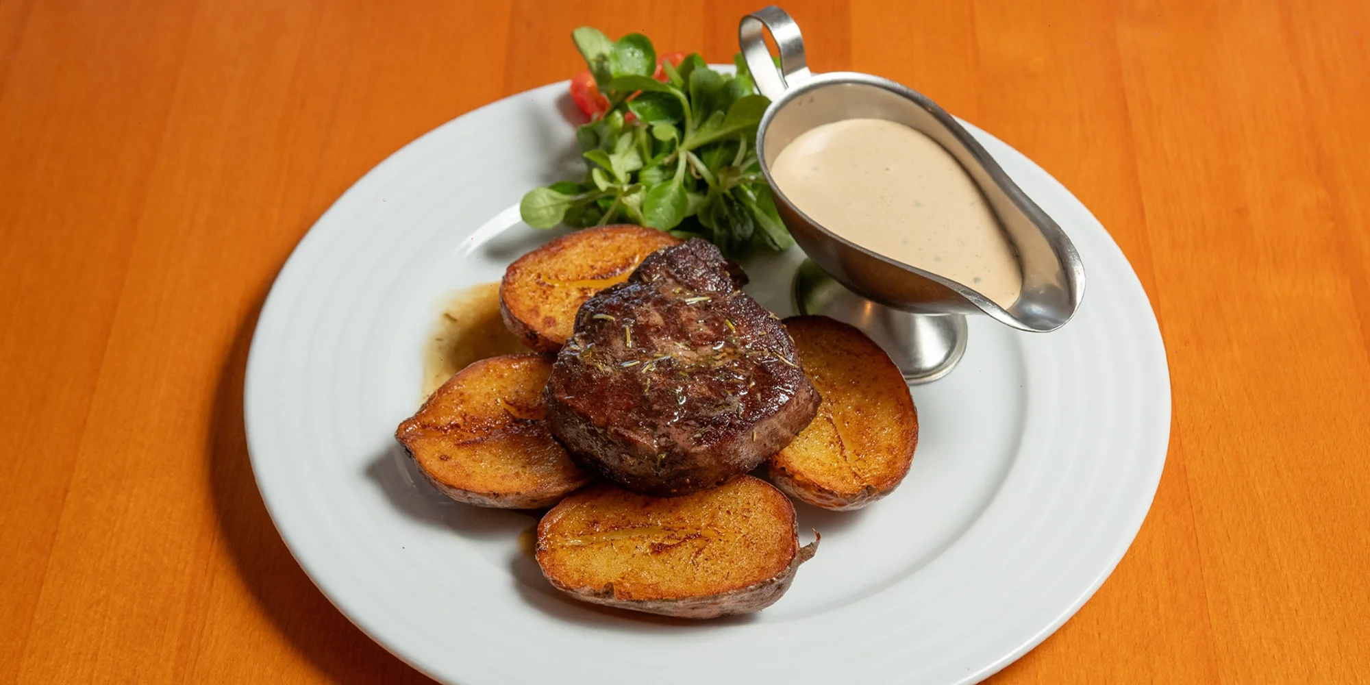 Tříchodové menu pro dva: tomatový krém, hovězí steak z pravé svíčkové, dezert i láhev vína