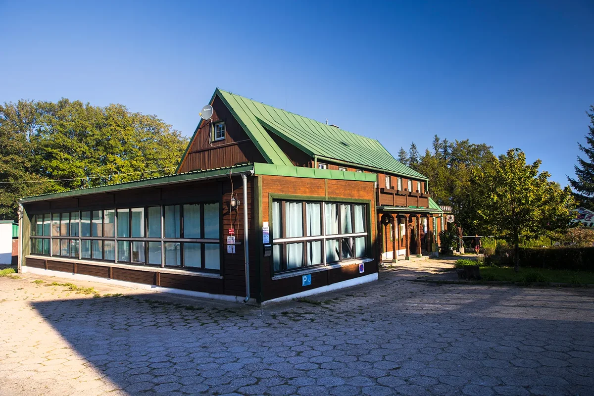 Chatová osada v polských Krkonoších: pokoje až pro 5 osob se snídaní, sauna