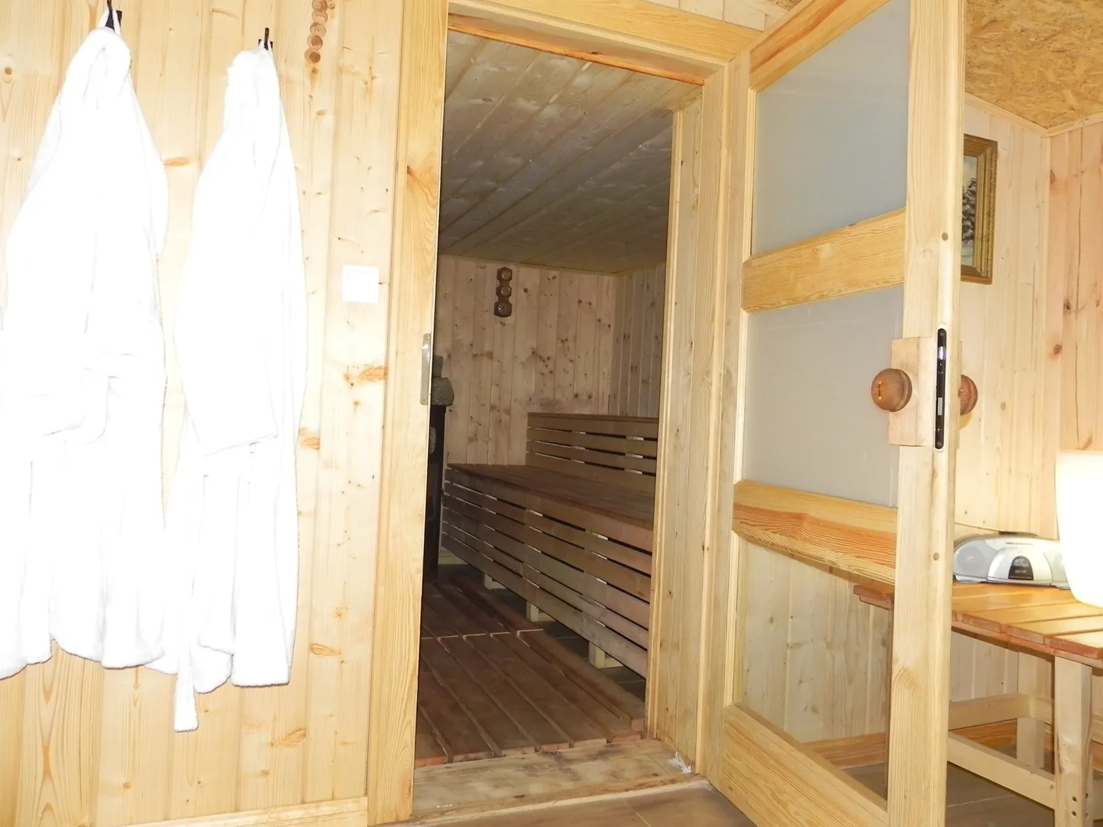 Chatová osada v polských Krkonoších: pokoje až pro 5 osob se snídaní, sauna