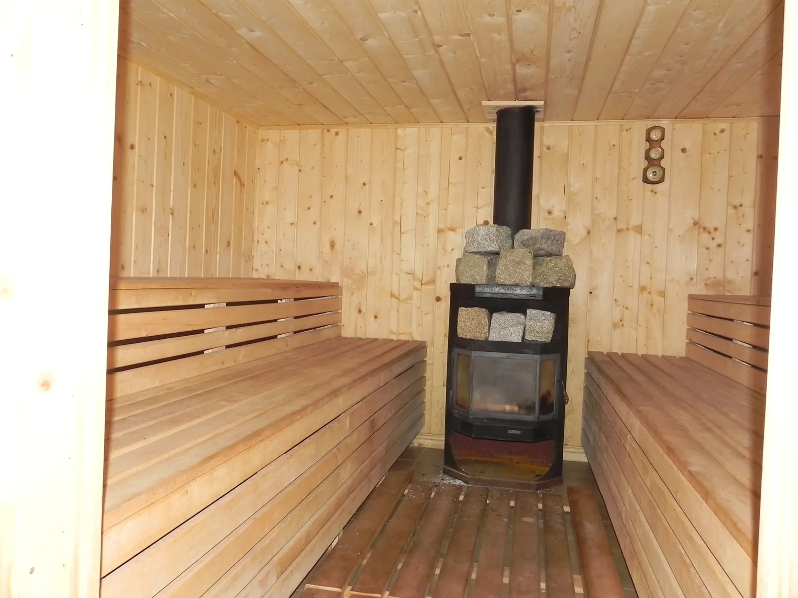 Chatová osada v polských Krkonoších: pokoje až pro 5 osob se snídaní, sauna