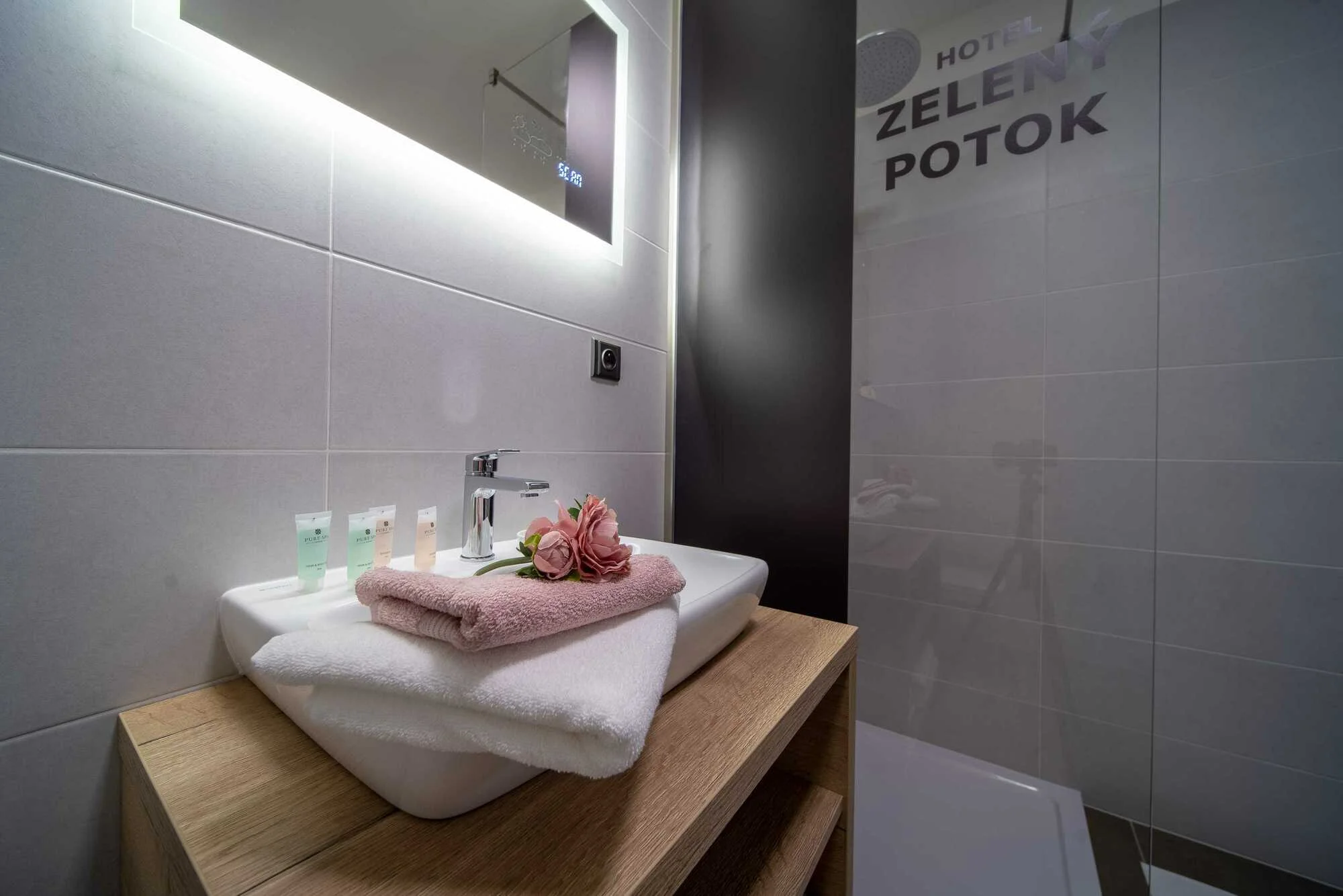 Pobyt v Peci pod Sněžkou: designový 4* hotel se snídaní a lahví vína