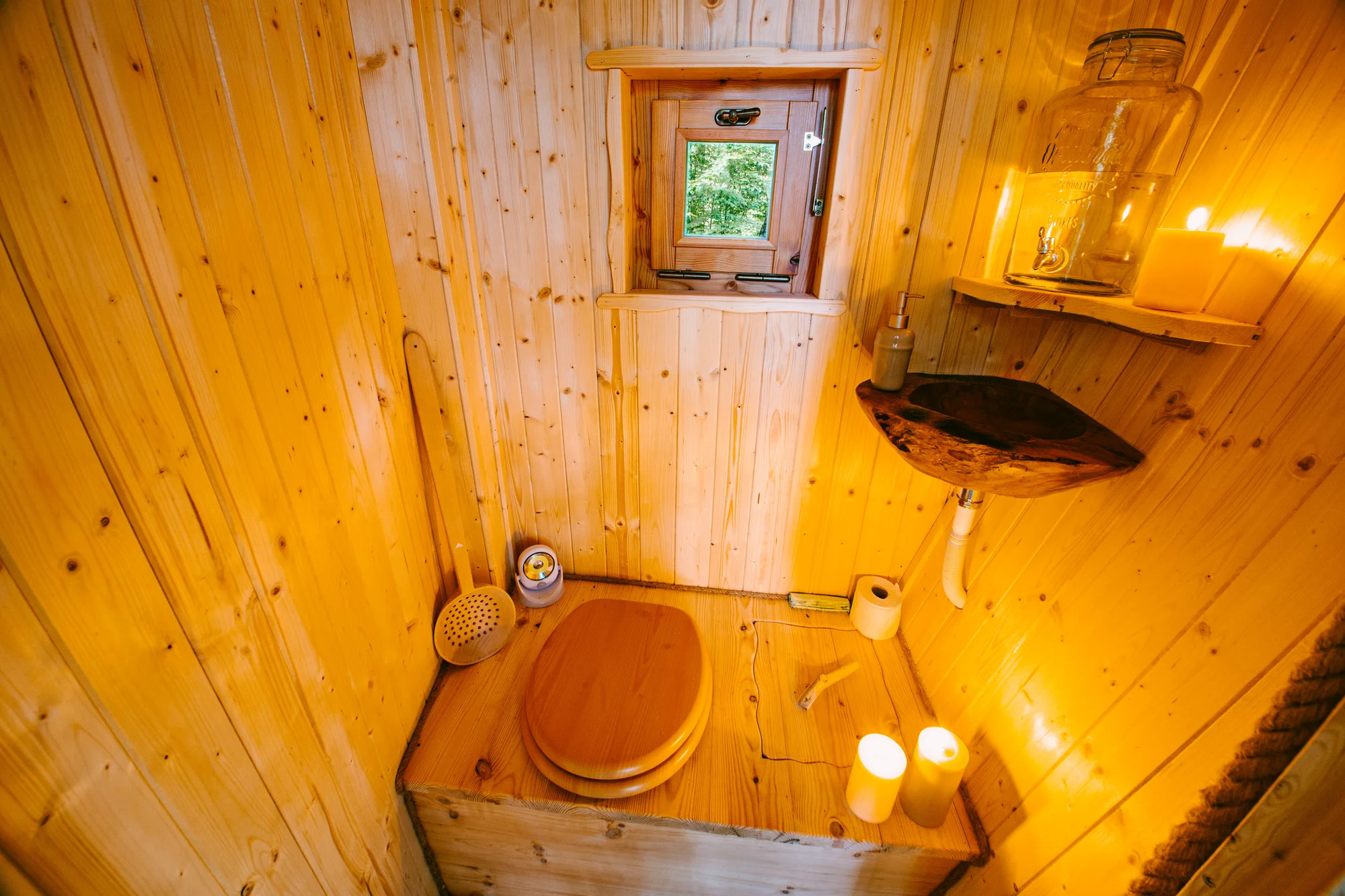 Krásné stromodomky v přírodě na východě Slovenska se snídaní