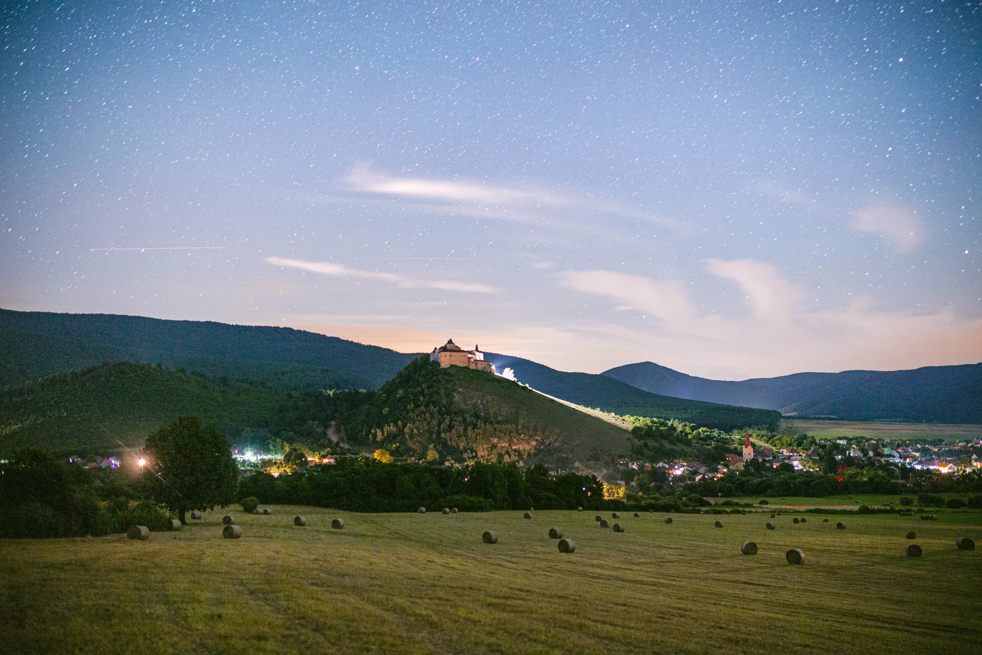 Krásné stromodomky v přírodě na východě Slovenska se snídaní