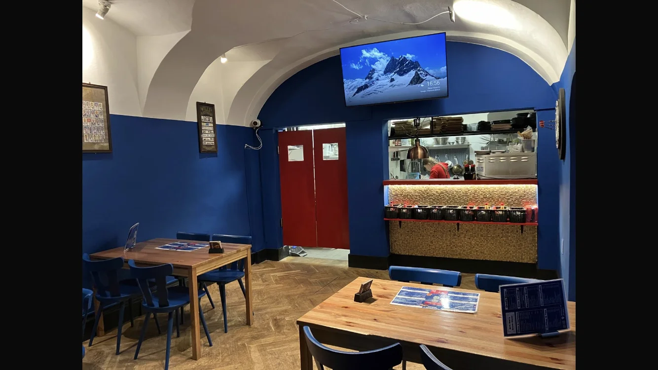 Hovězí, kuřecí nebo sýrový burger, žebra nebo fish and chips: voucher pro 1-4 osoby