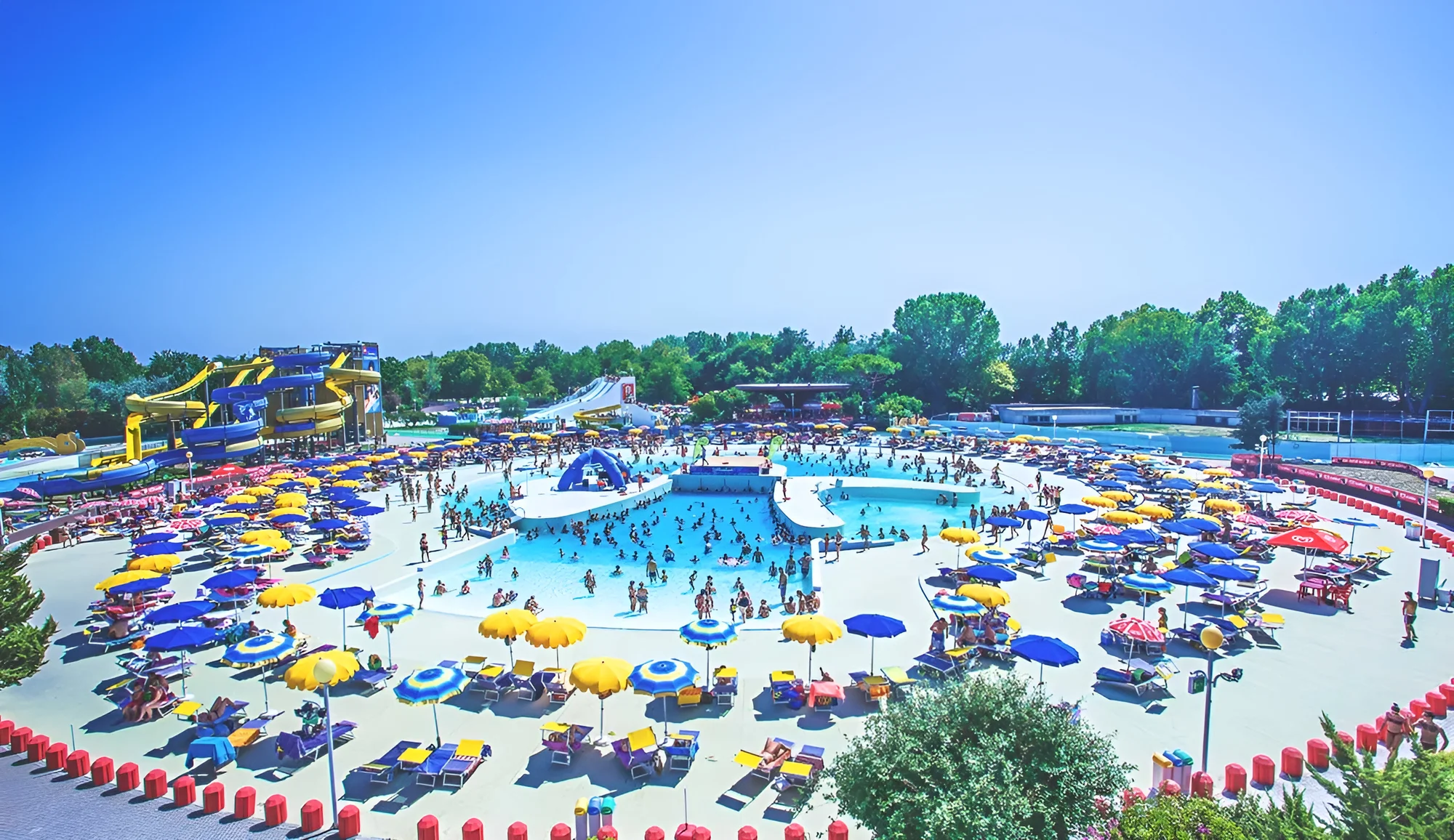 Dovolená s plnou penzí u italského Rimini: hotel 150 m od moře, bazén a dvě děti do 2,9 let zdarma