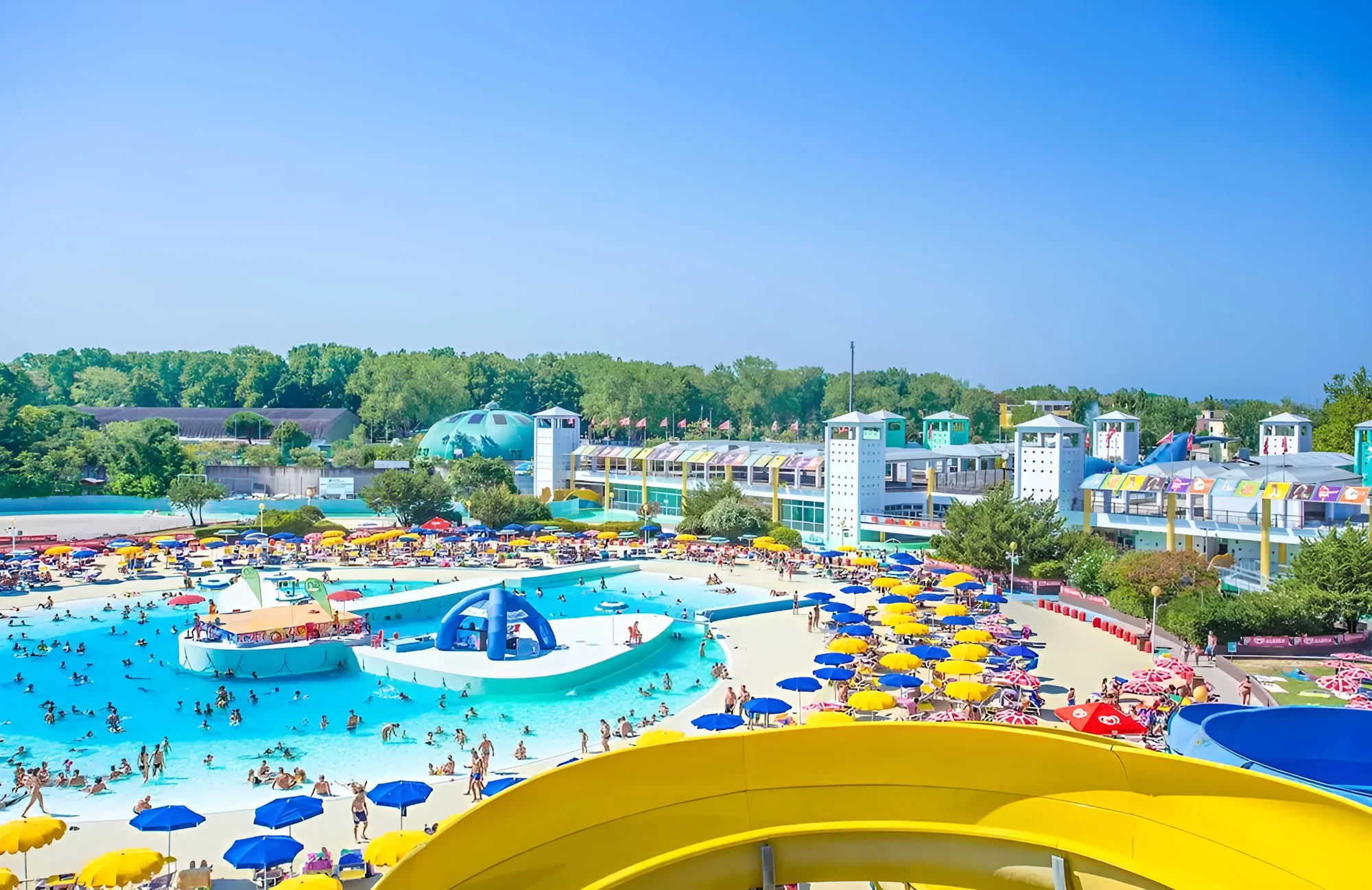 Dovolená s plnou penzí u italského Rimini: hotel 150 m od moře, bazén a dvě děti do 2,9 let zdarma