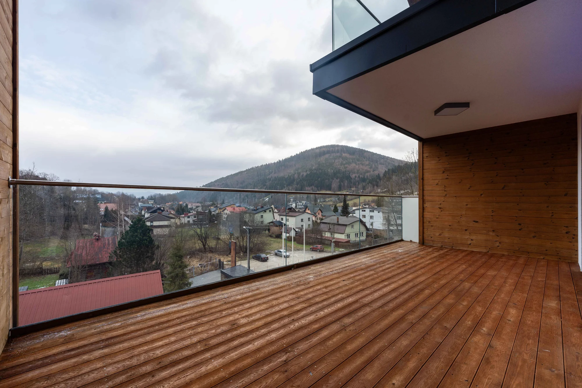 Dovolená ve Slezských Beskydech: moderní aparthotel se snídaní, vstup do saunaria