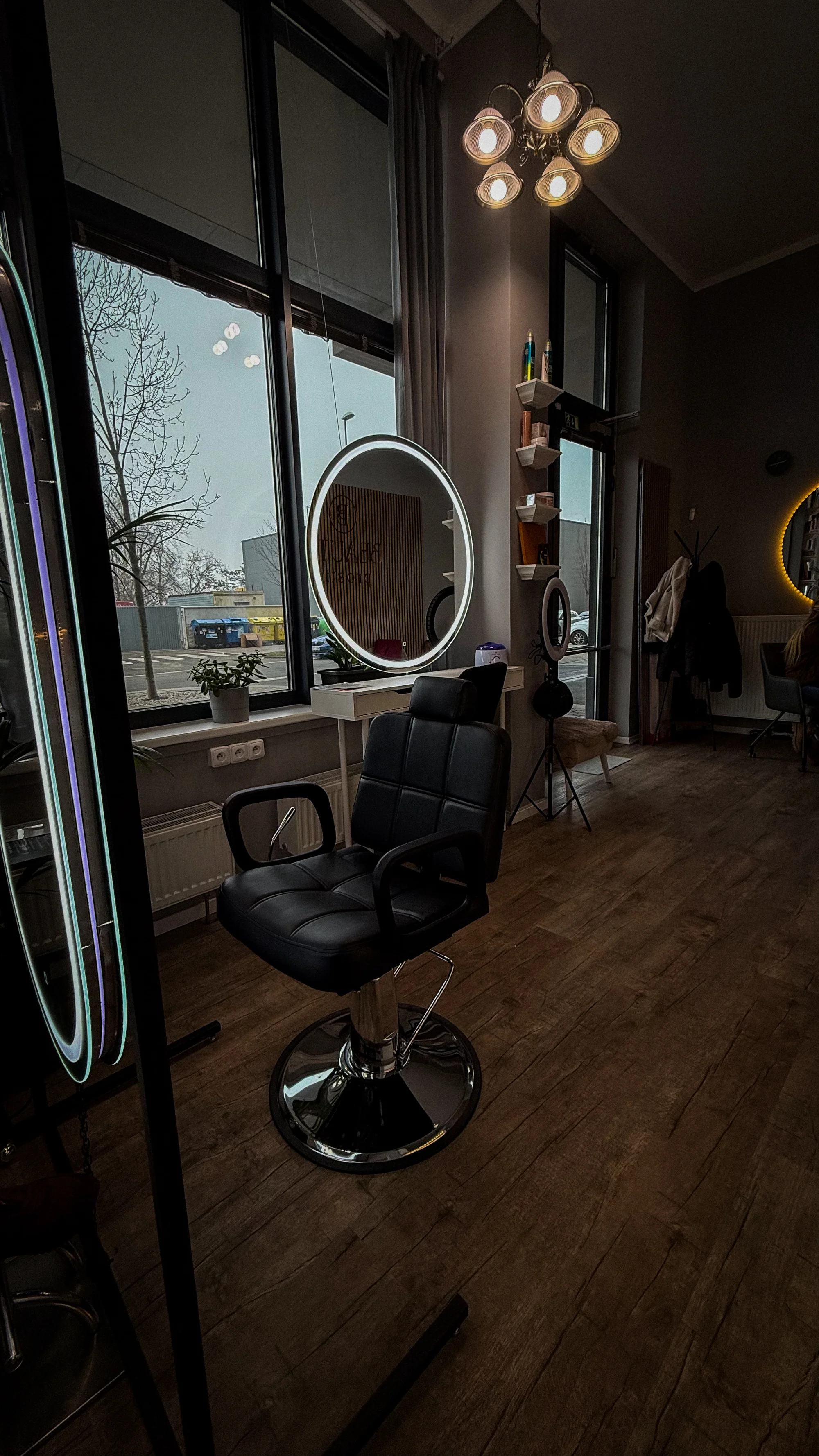 Nový sestřih nebo barva pro všechny délky vlasů v moderním salonu