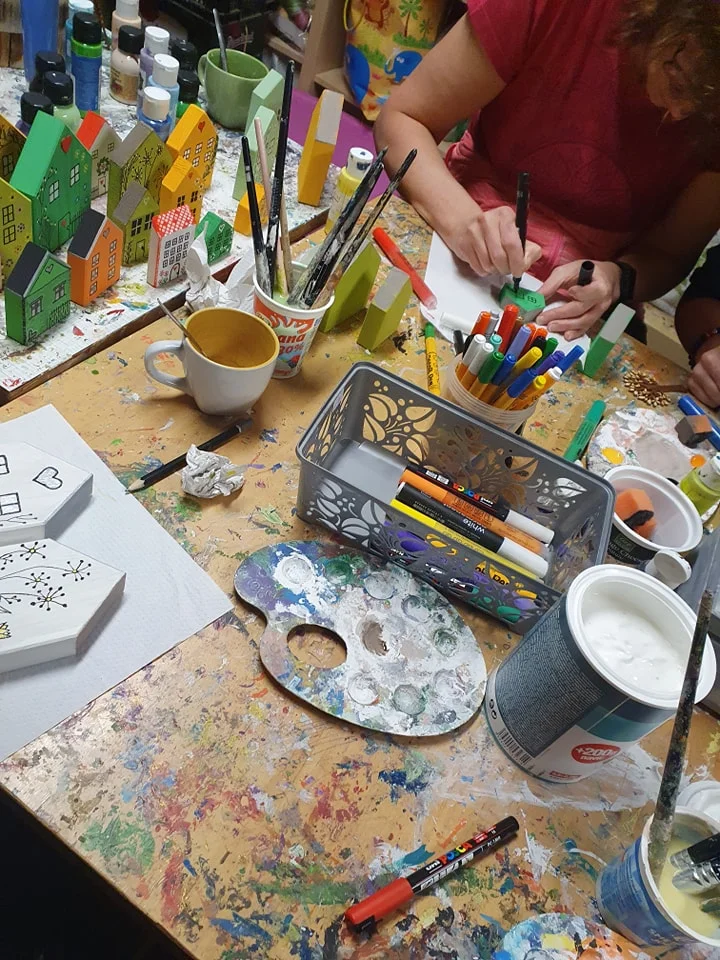 Večer s kreativním tvořením: workshop malování dřevěných domečků pro 1 i 2 osoby