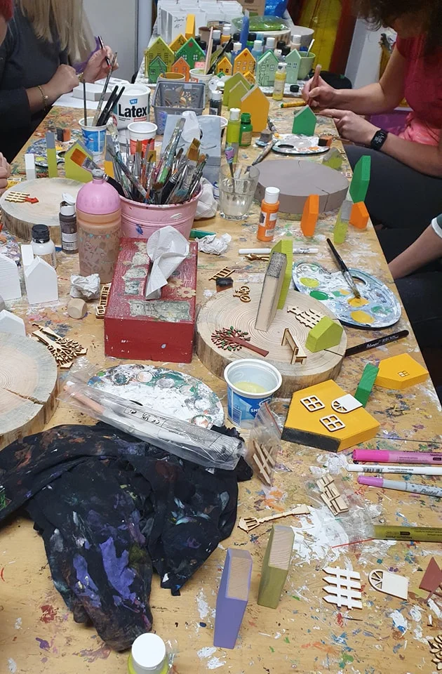 Večer s kreativním tvořením: workshop malování dřevěných domečků pro 1 i 2 osoby