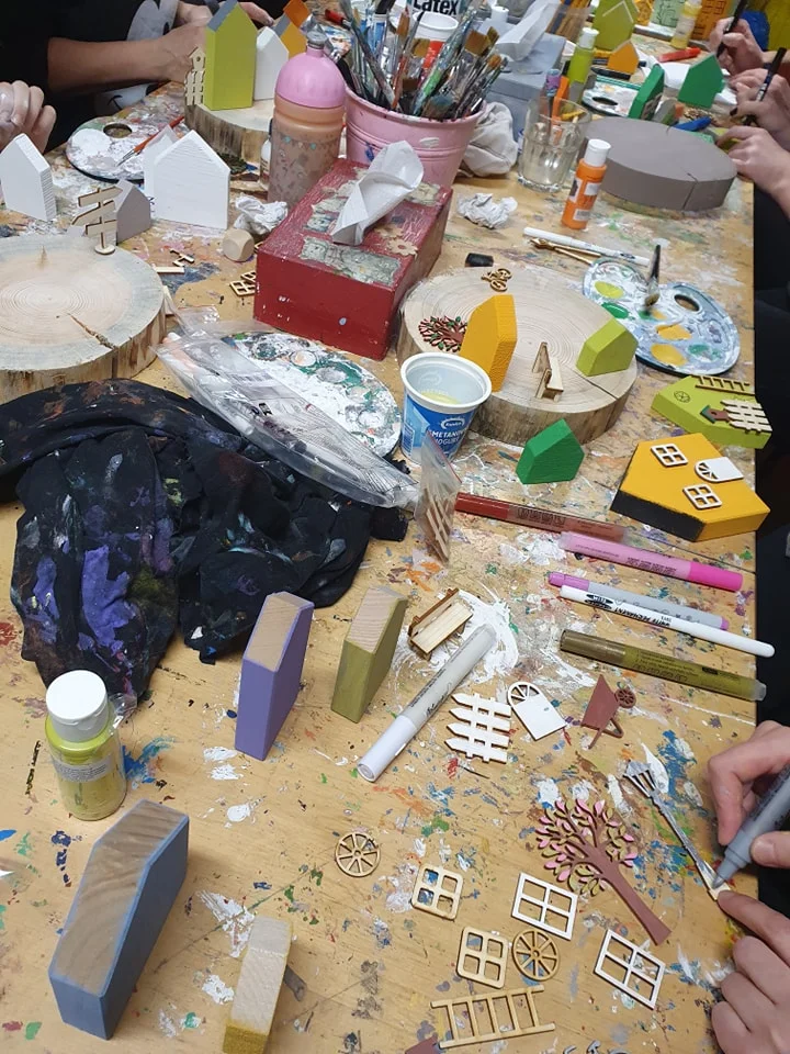 Večer s kreativním tvořením: workshop malování dřevěných domečků pro 1 i 2 osoby