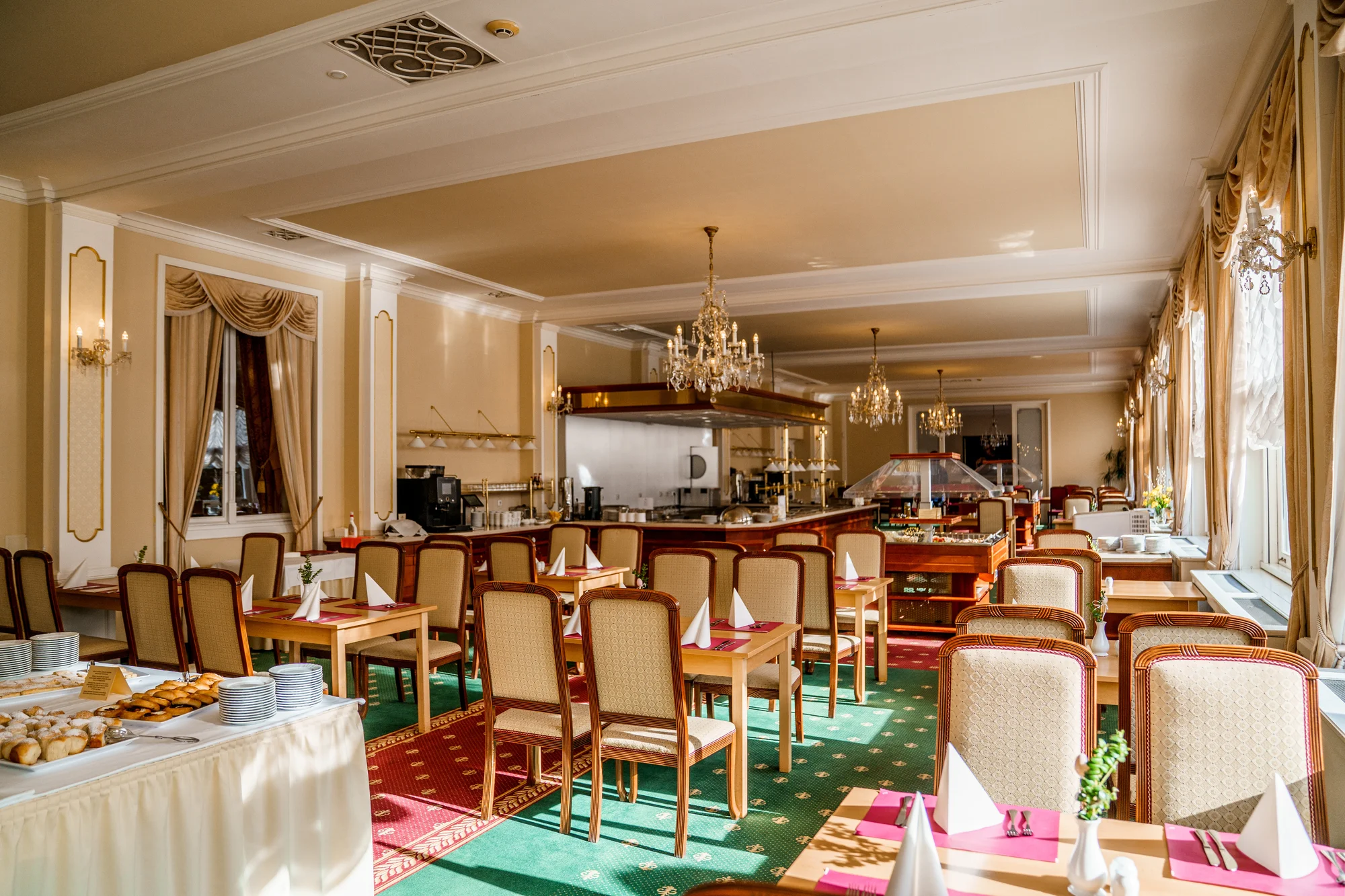 4* relax v Karlových Varech: bazénové a wellness centrum, lázeňské procedury, snídaně či polopenze