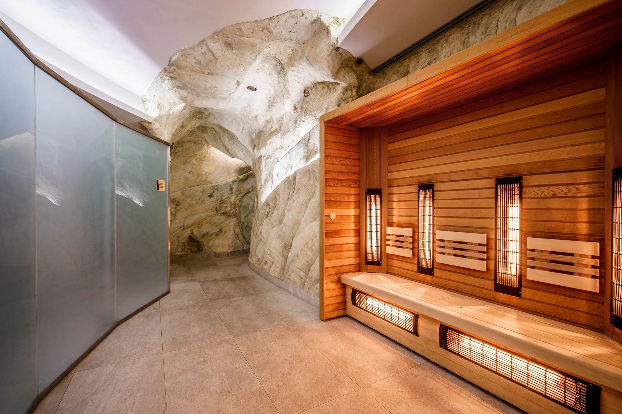 4* relax v Karlových Varech: bazénové a wellness centrum, lázeňské procedury, snídaně či polopenze
