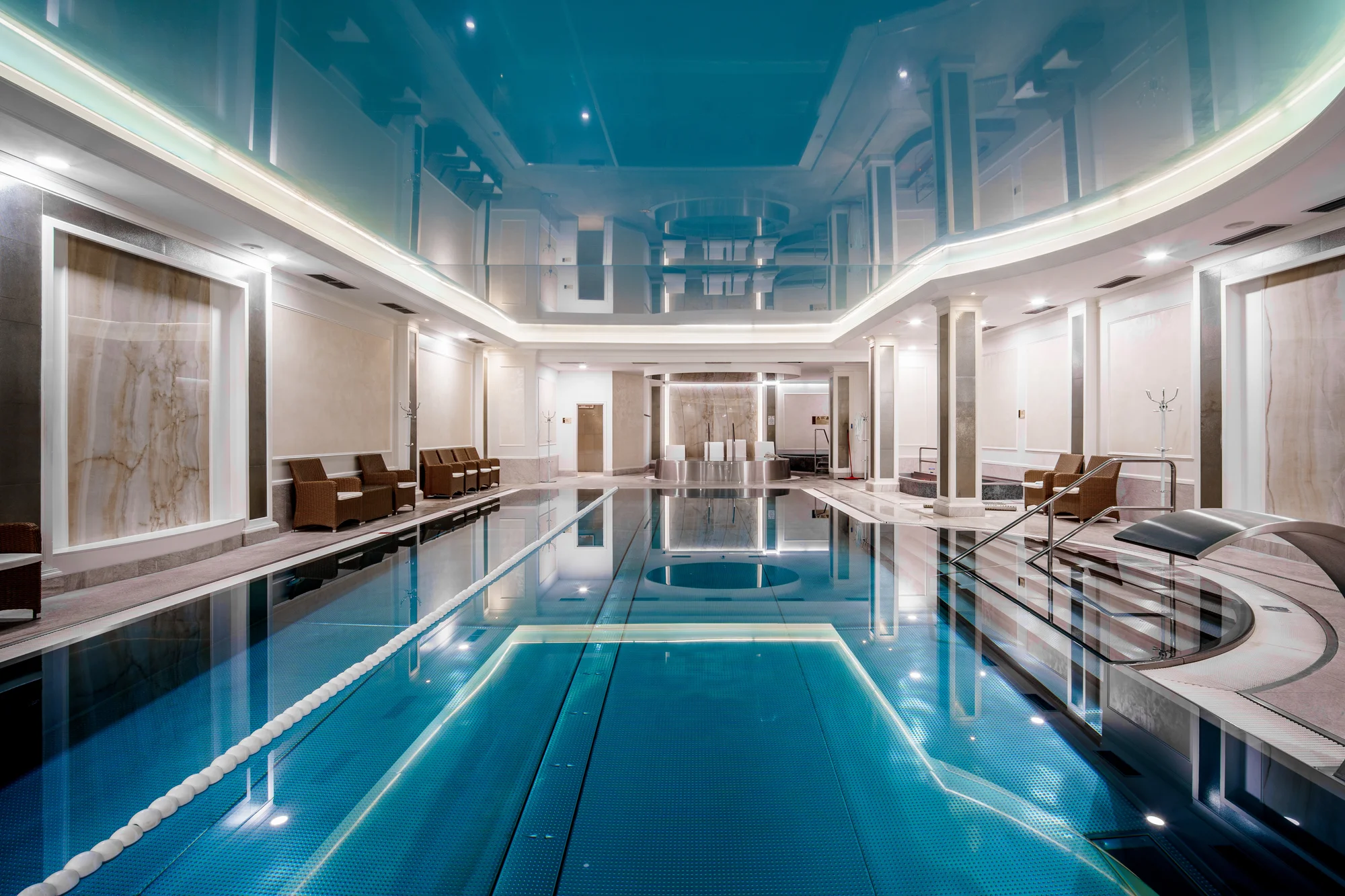 4* relax v Karlových Varech: bazénové a wellness centrum, lázeňské procedury, snídaně či polopenze