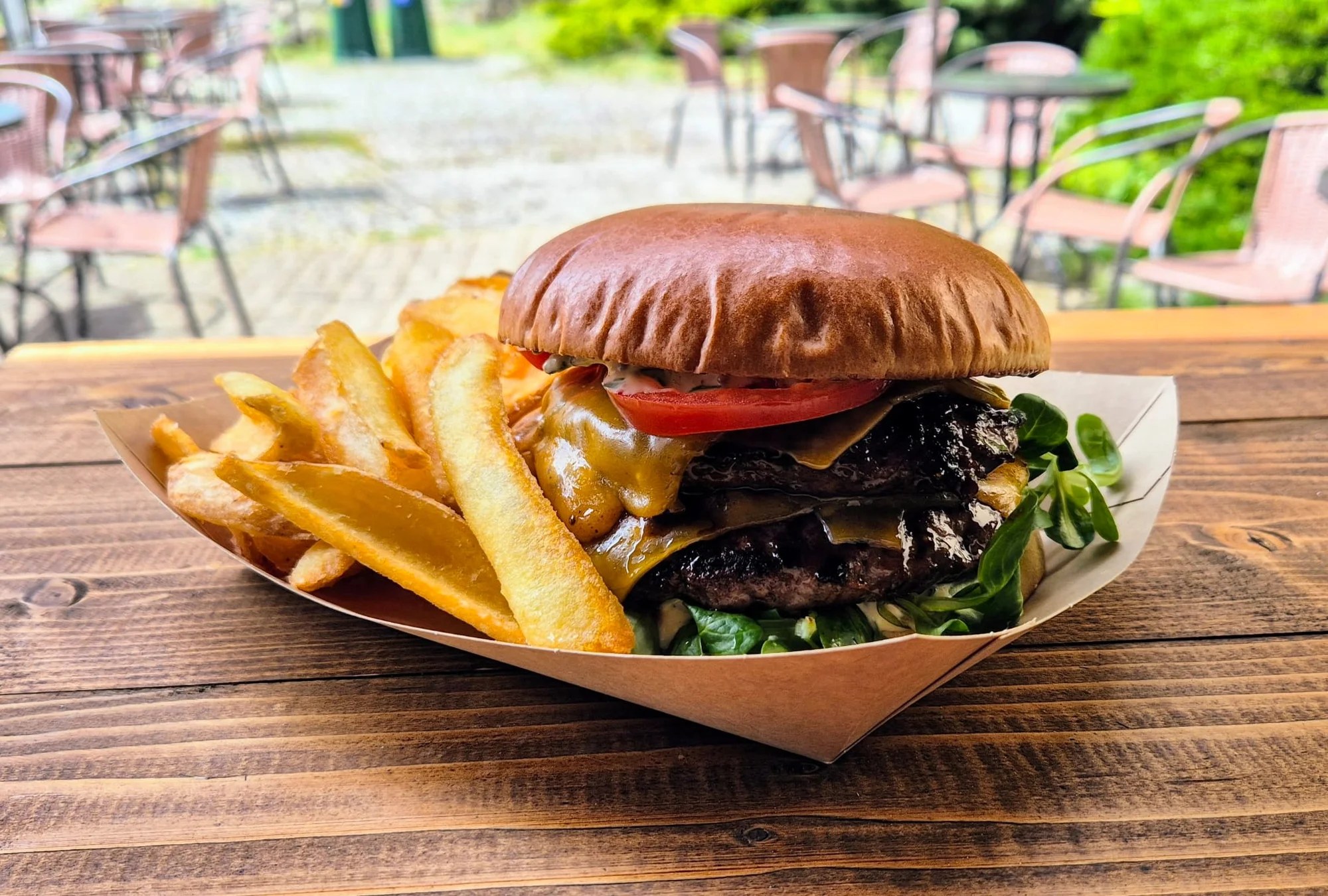 Obouruční dvojitý burger s hovězím chuck roll a s hranolky pro 1 či 2 osoby
