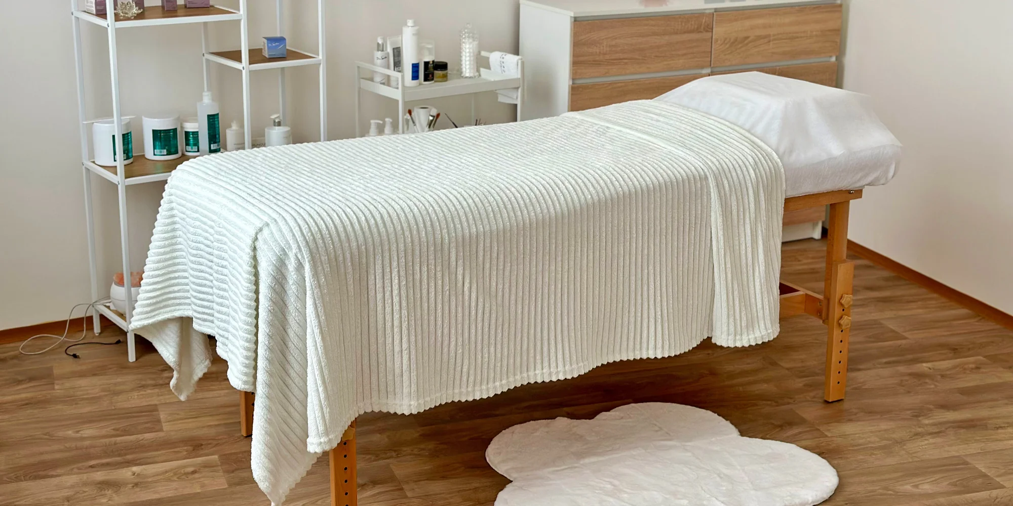 Relax od hlavy po paty: terapeutická masáž a liftingová masáž obličeje v salonu u Václavského nám.