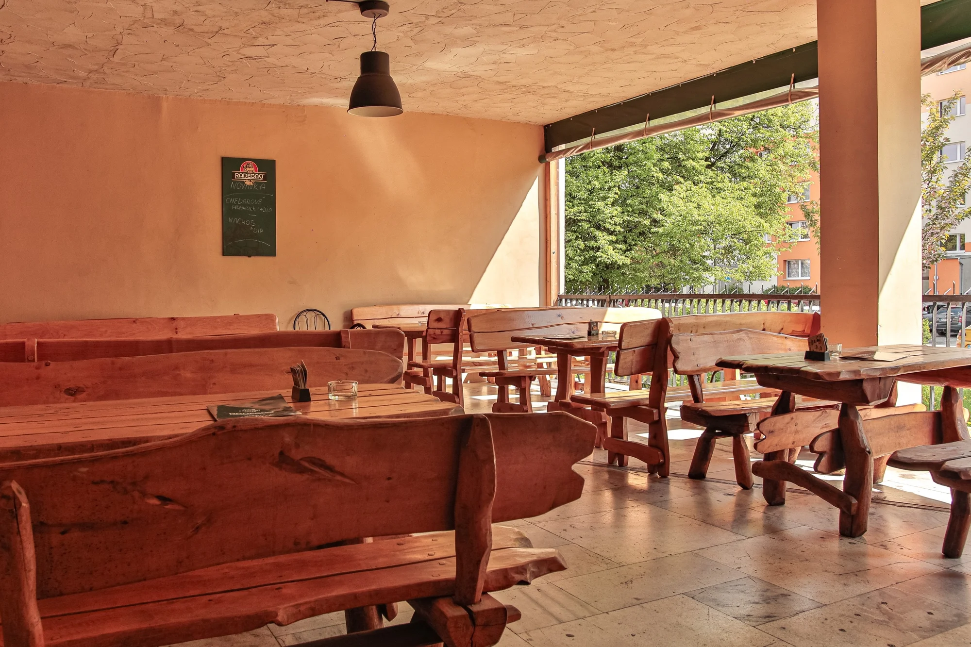 Koleno s chlebem, hořčicí a křenem i s pivem Radegast pro 1 nebo 2 osoby