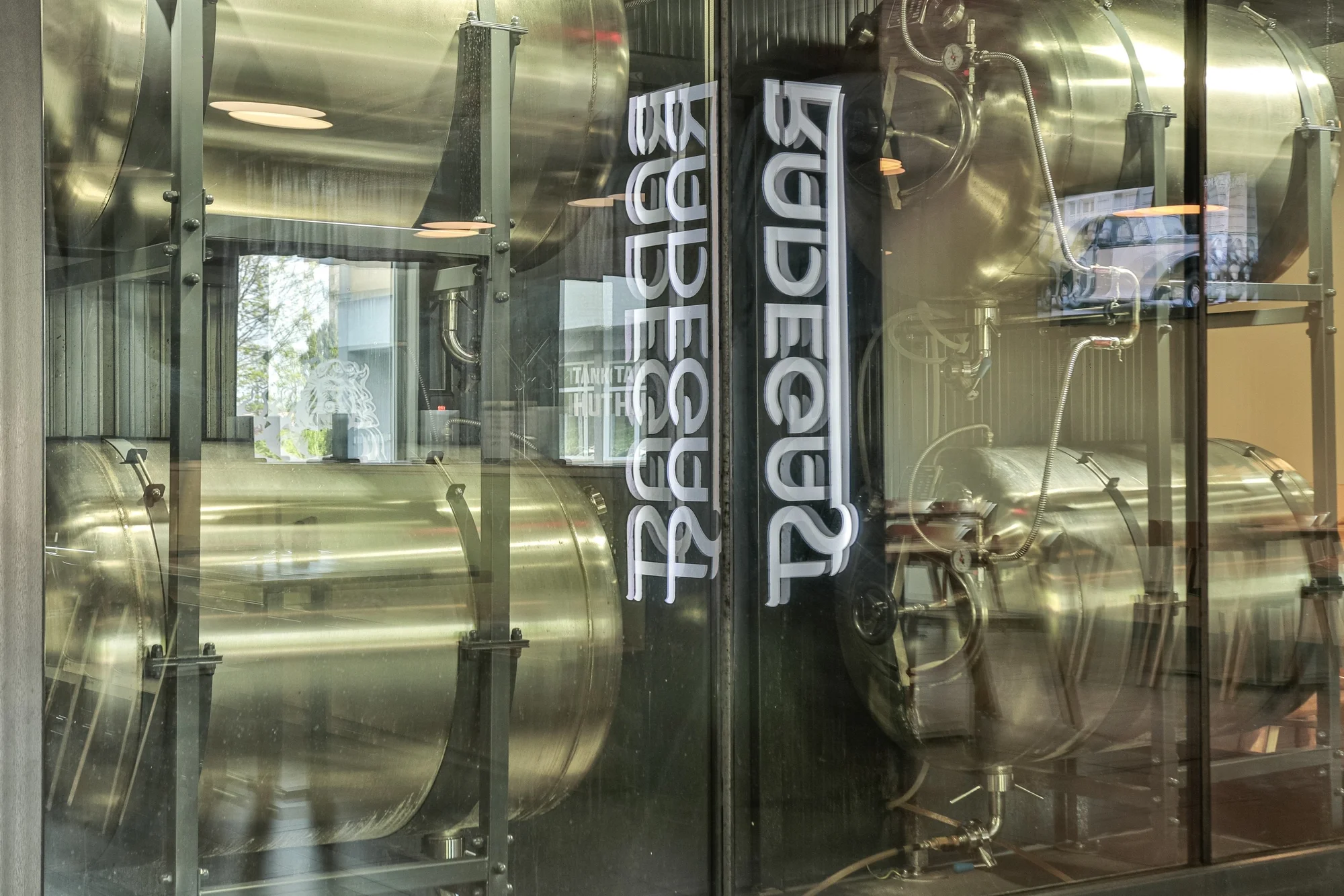 Koleno s chlebem, hořčicí a křenem i s pivem Radegast pro 1 nebo 2 osoby
