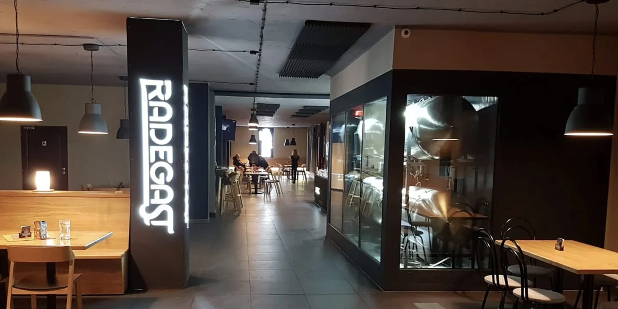 Koleno s chlebem, hořčicí a křenem i s pivem Radegast pro 1 nebo 2 osoby
