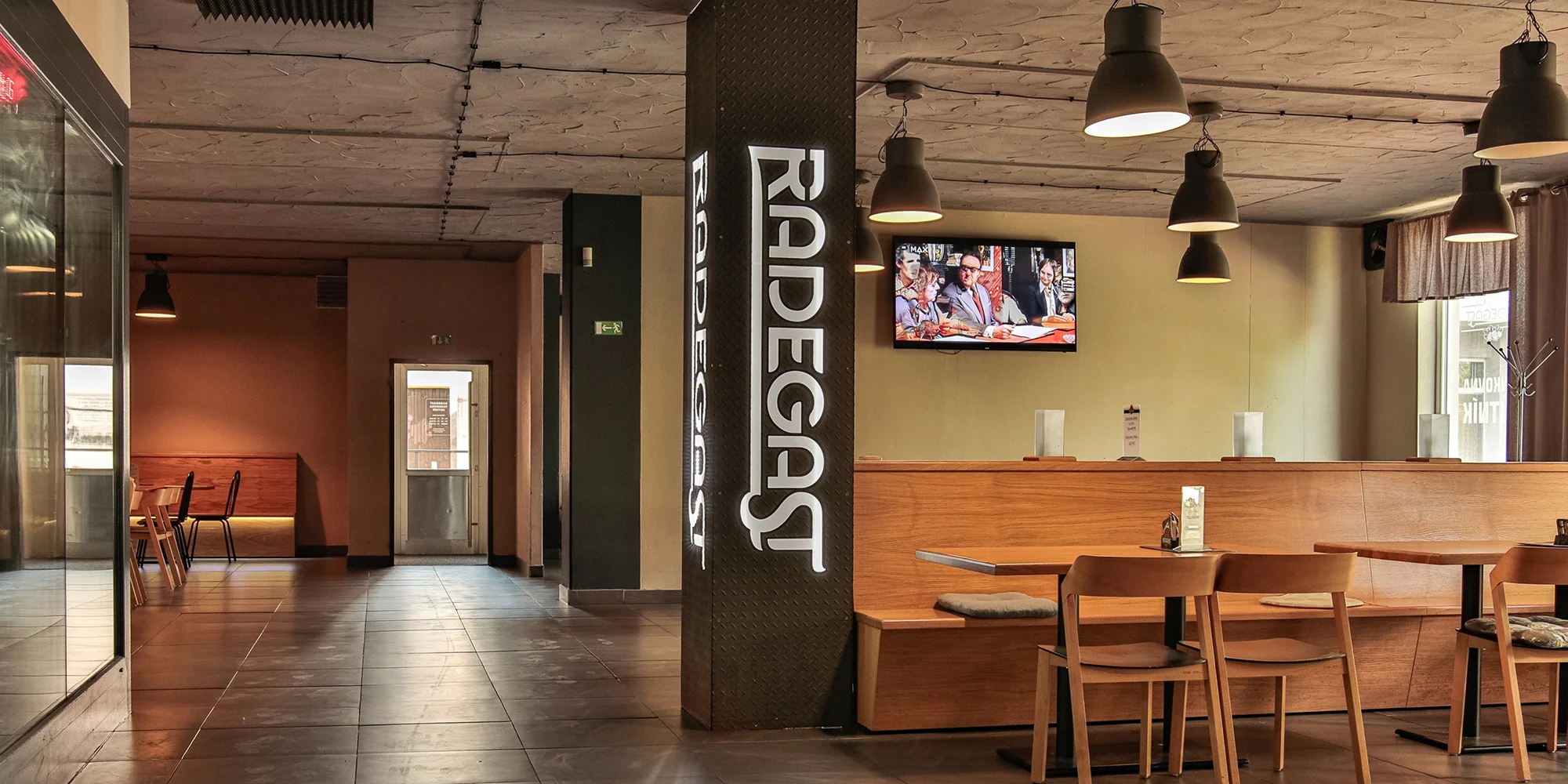 Kilo kuřecích řízků s hranolky a omáčkami i se 4 pivy Radegast