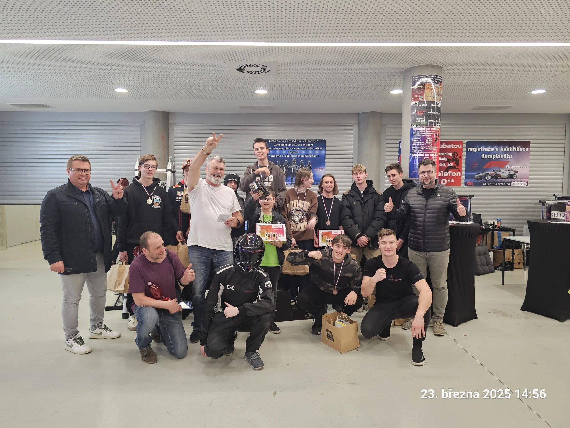 Pronájem herny se 4 profesionálními závodními simulátory: 2–5 hod.