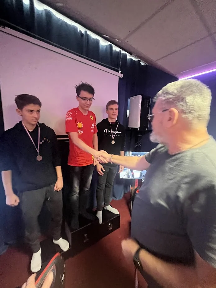 Pronájem herny se 4 profesionálními závodními simulátory: 2–5 hod.