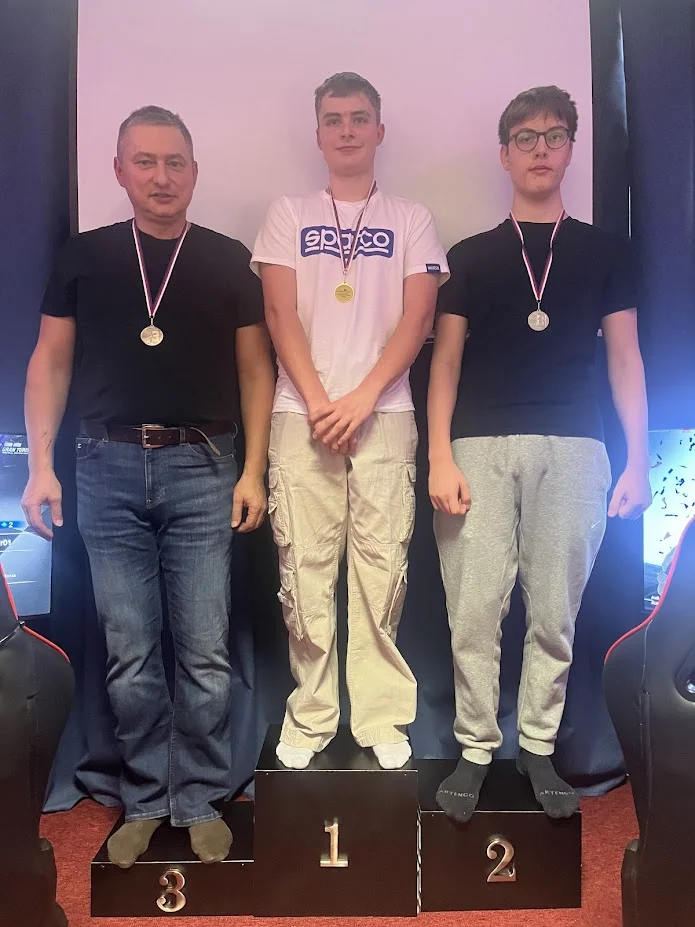 Pronájem herny se 4 profesionálními závodními simulátory: 2–5 hod.