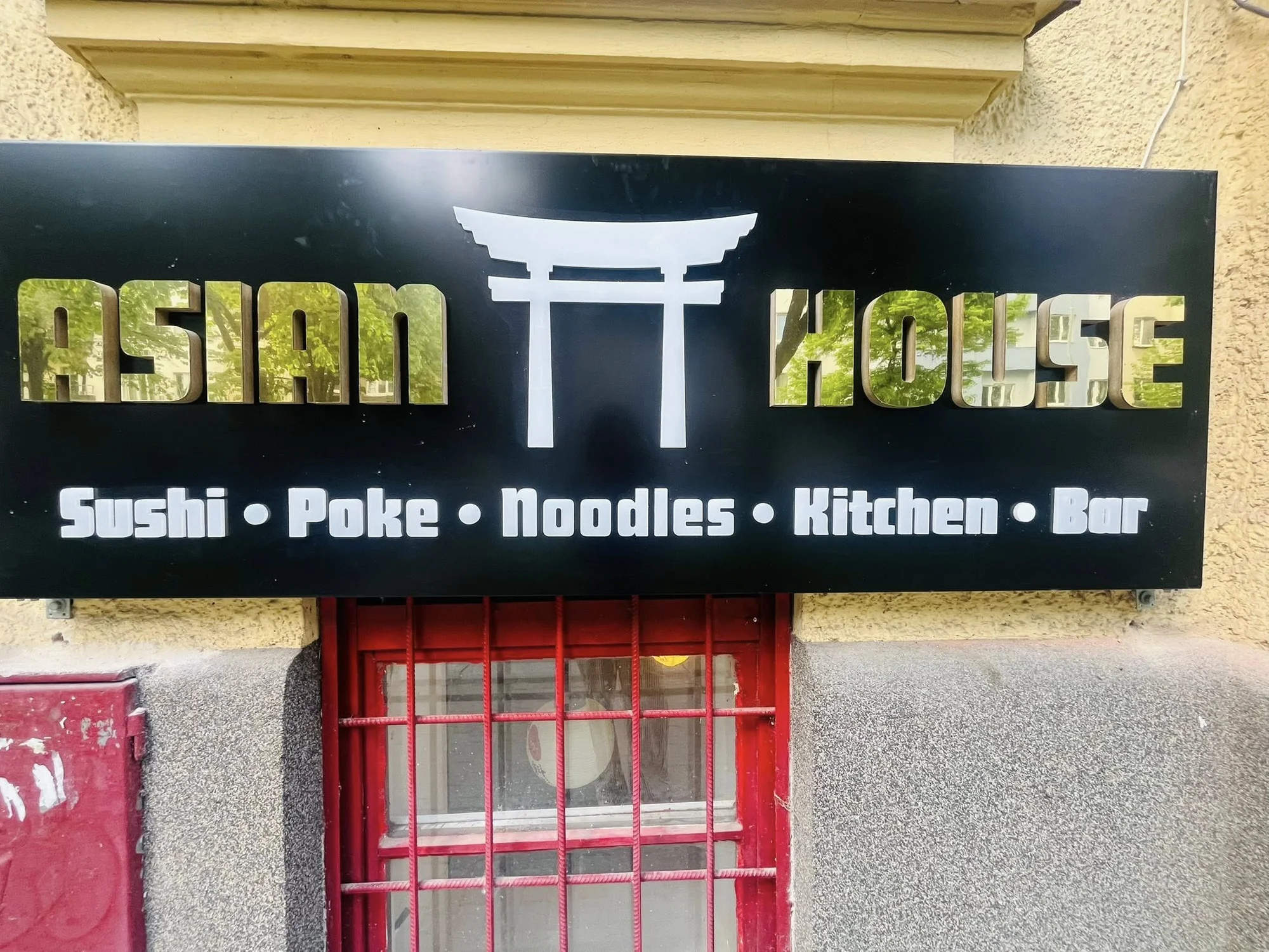 Pestré sushi sety ve Vršovicích: 12 nebo až 71 kousků i s polévkou a salátem wakame