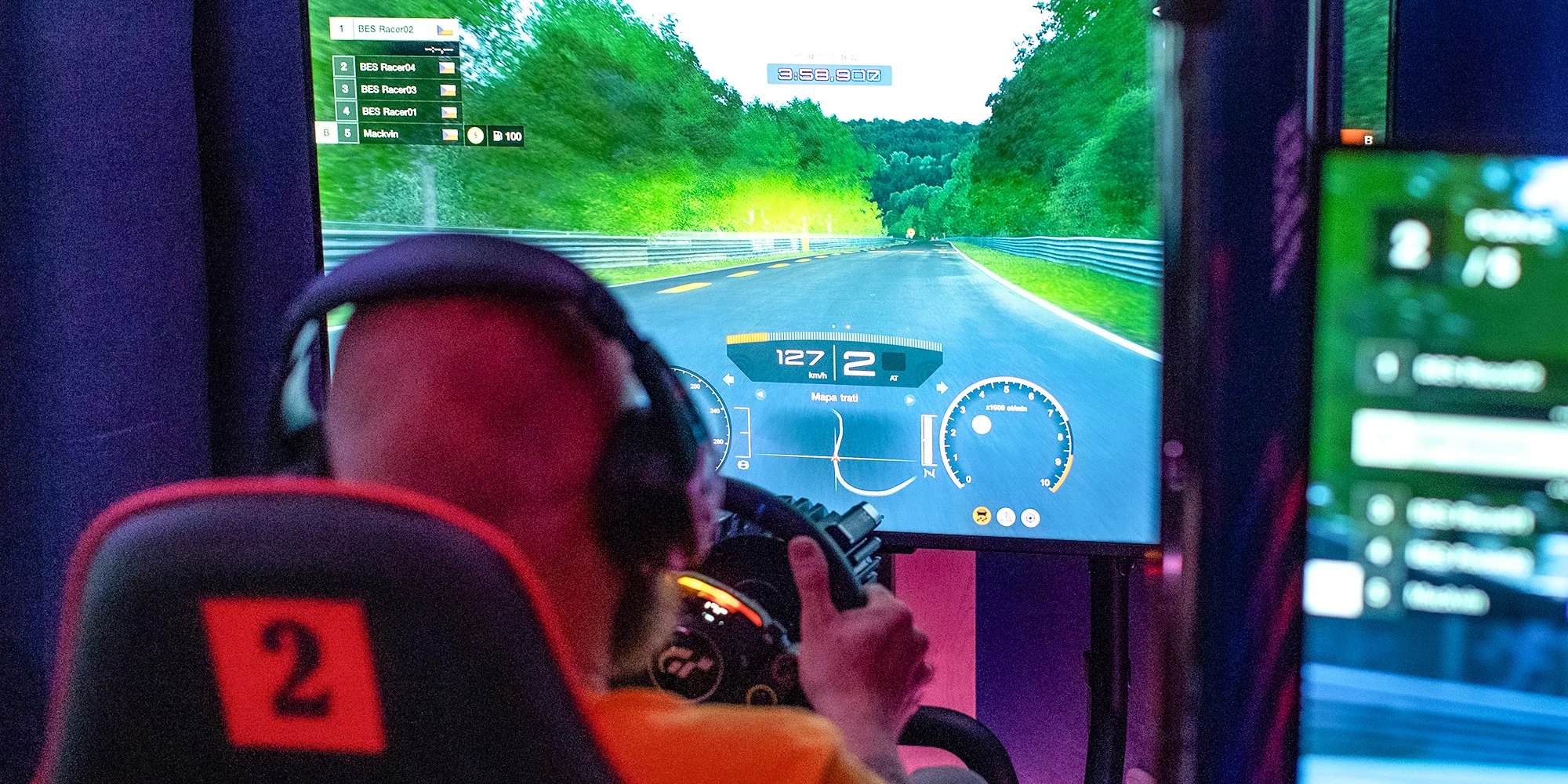 Pronájem herny s profi závodními simulátory