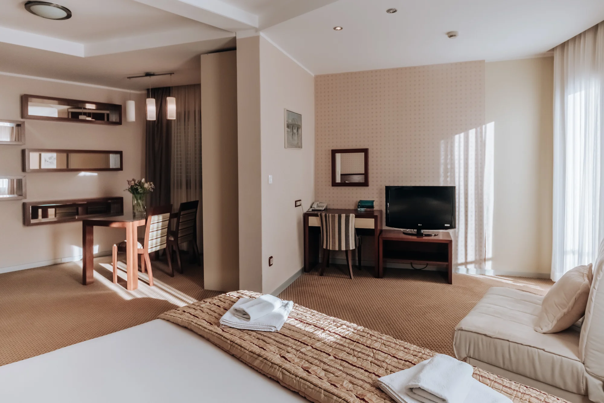 Dovolená v Černé Hoře: apartmány s venkovním bazénem 200 m od pláže
