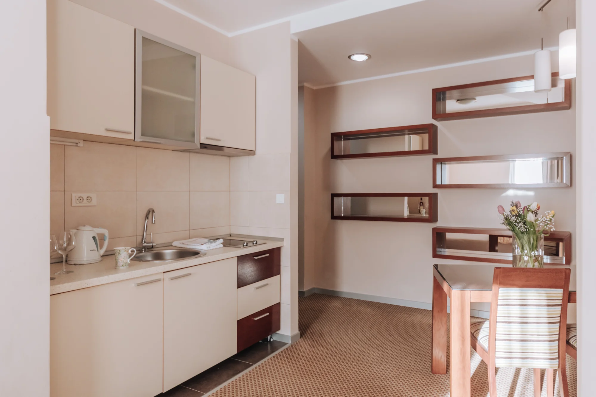 Dovolená v Černé Hoře: apartmány s venkovním bazénem 200 m od pláže