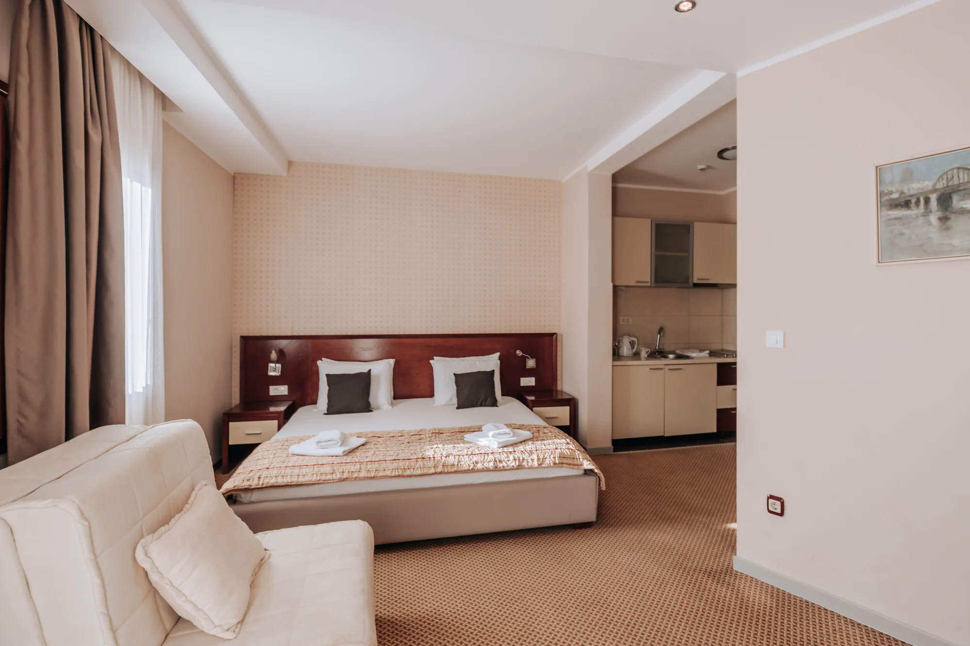 Dovolená v Černé Hoře: apartmány s venkovním bazénem 200 m od pláže