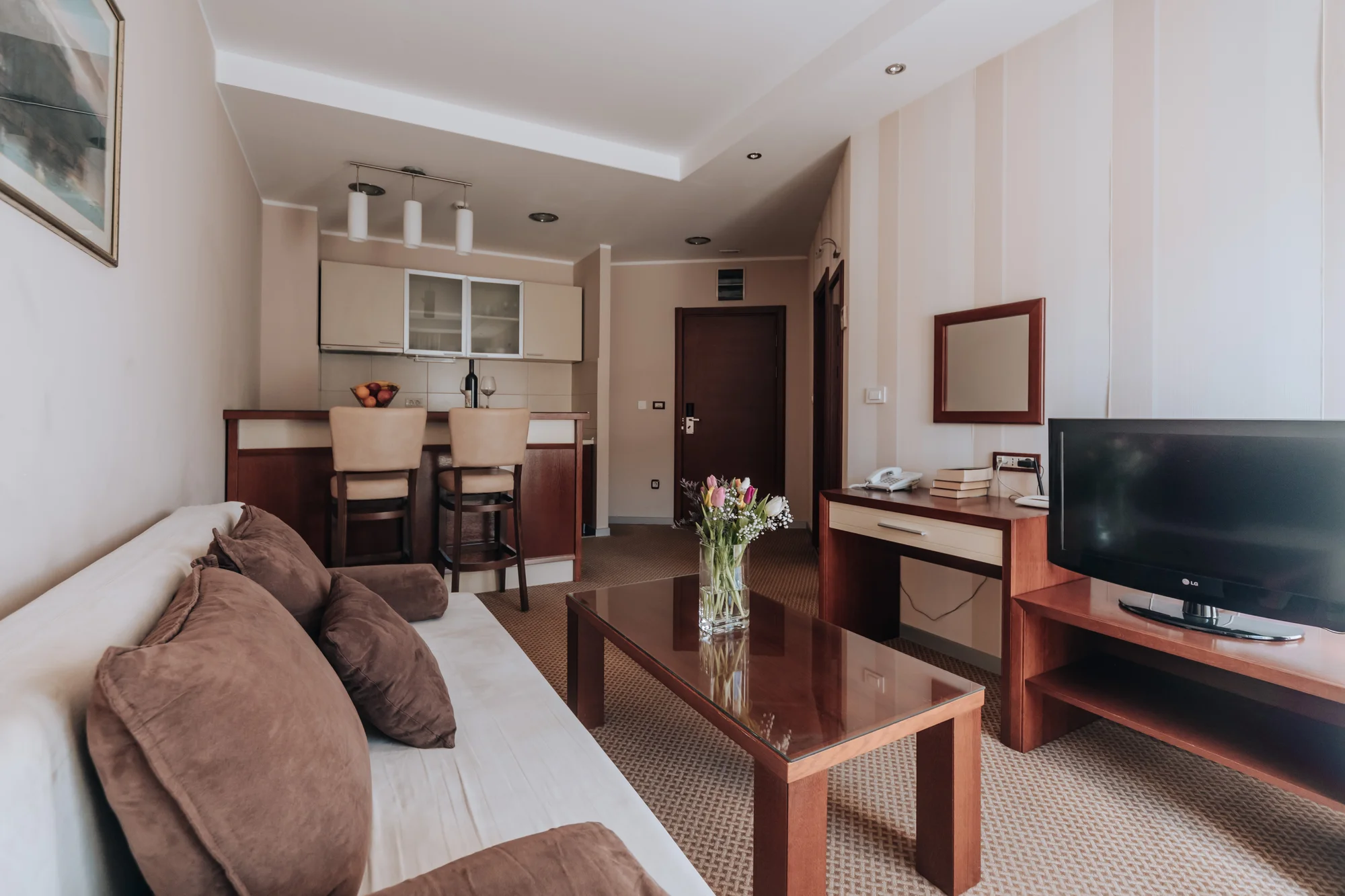 Dovolená v Černé Hoře: apartmány s venkovním bazénem 200 m od pláže