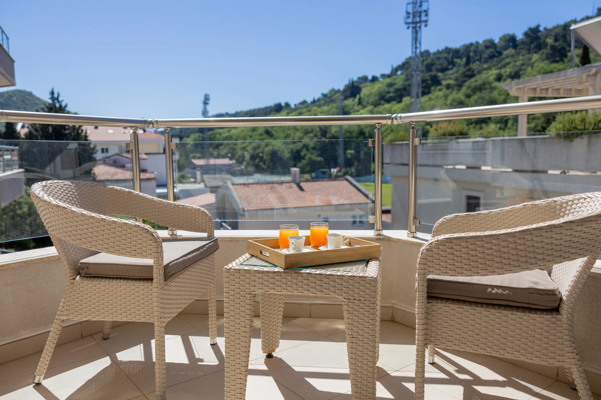 Dovolená v Černé Hoře: apartmány s venkovním bazénem 200 m od pláže