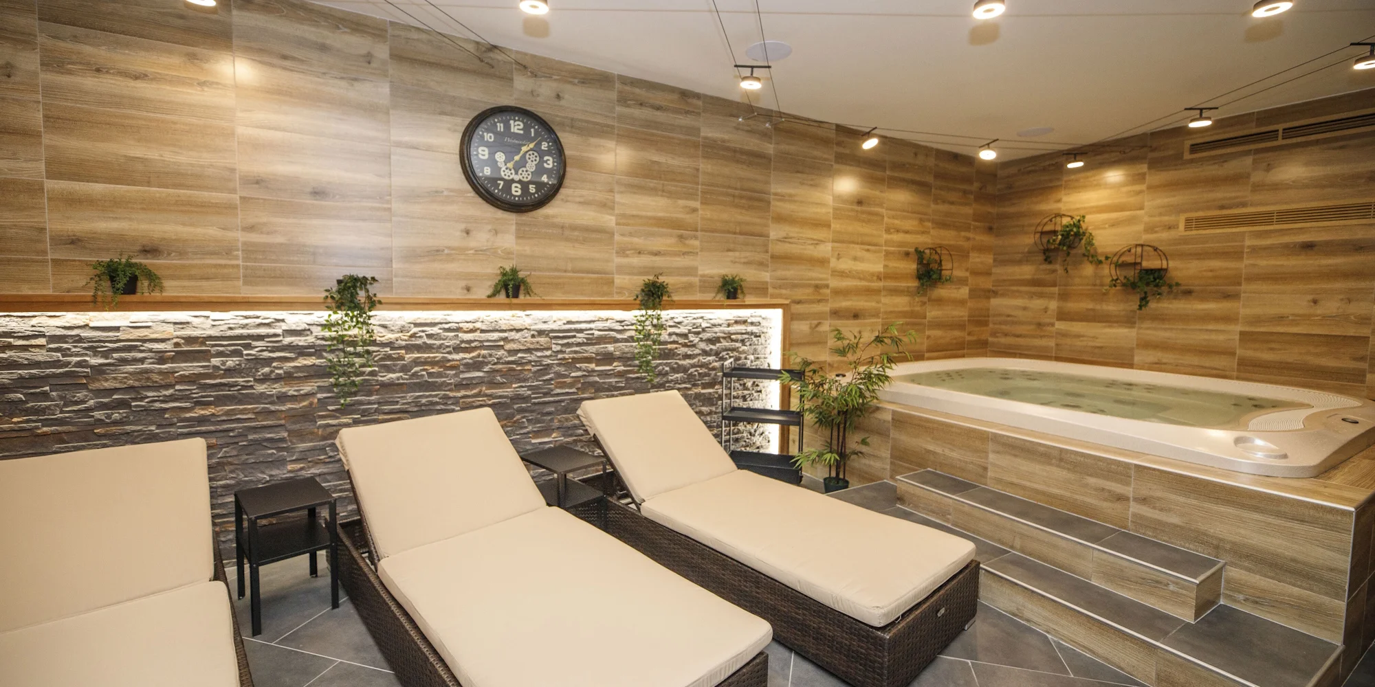 2 hod. v privátním wellness: vířivka, sauna, bazén se slanou vodou i lahev sektu
