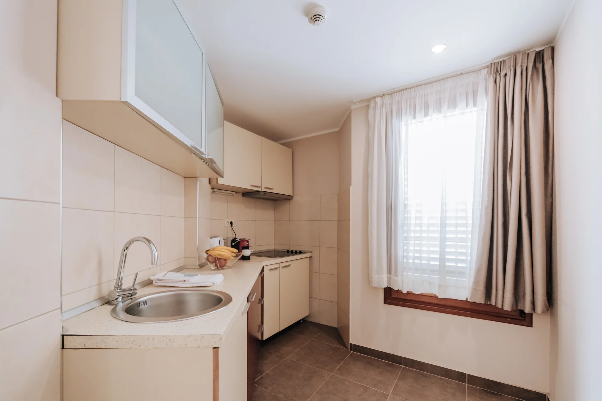 Dovolená v Černé Hoře: apartmány s venkovním bazénem 200 m od pláže