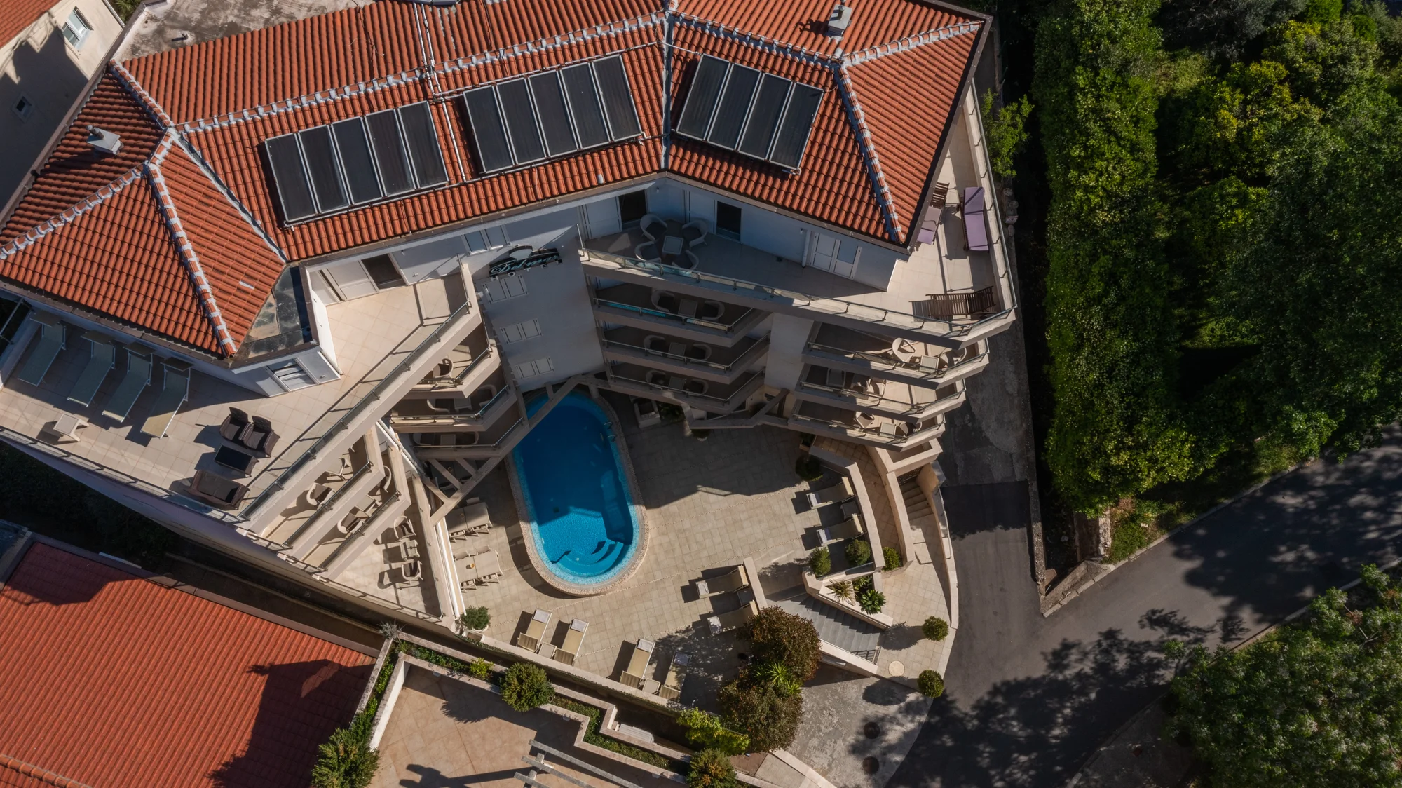 Dovolená v Černé Hoře: apartmány s venkovním bazénem 200 m od pláže