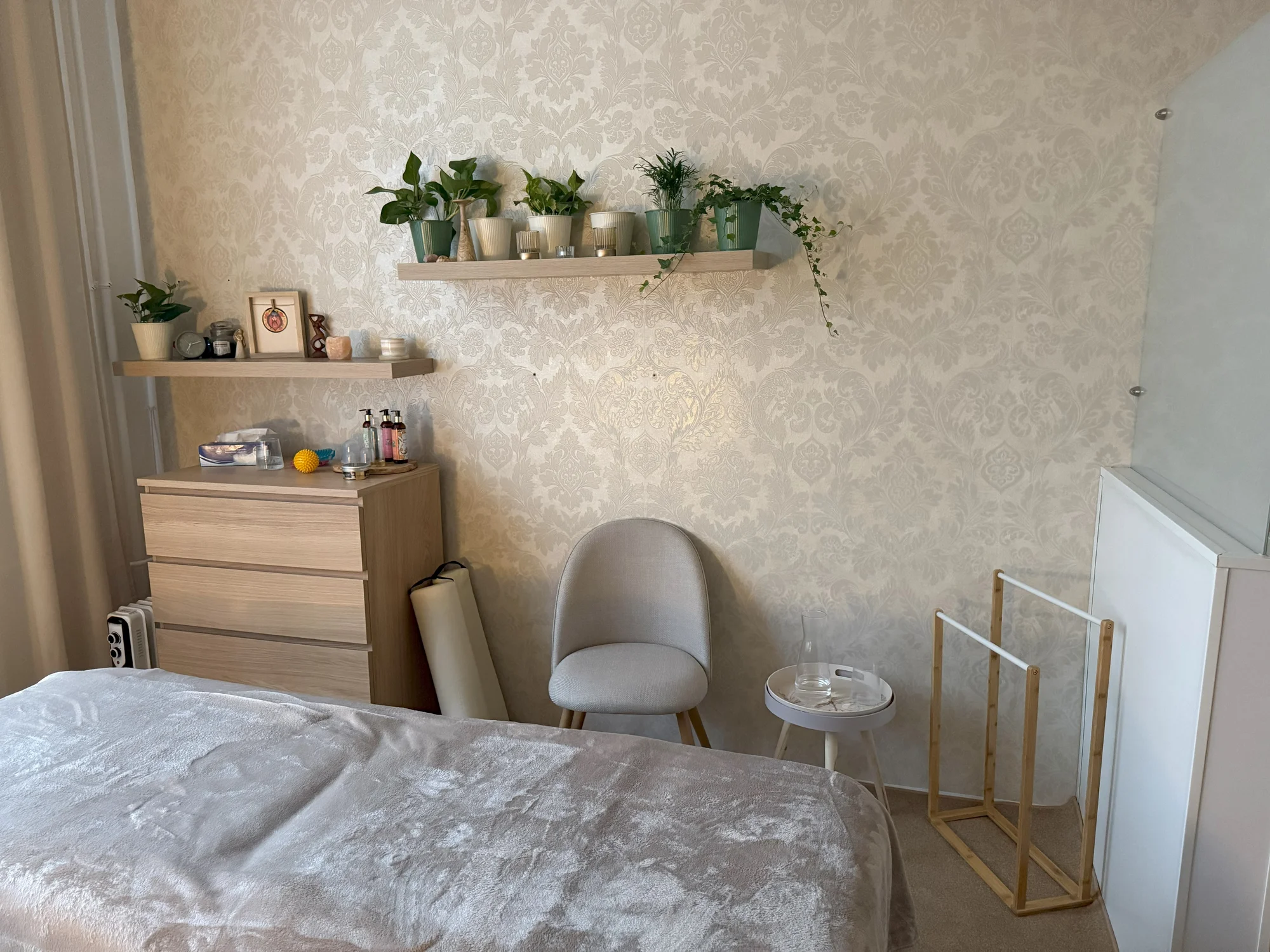 Ženské léčivé masáže na 60-90 min pro hormonální rovnováhu, úlevu při menstruaci, v těhotenství aj.
