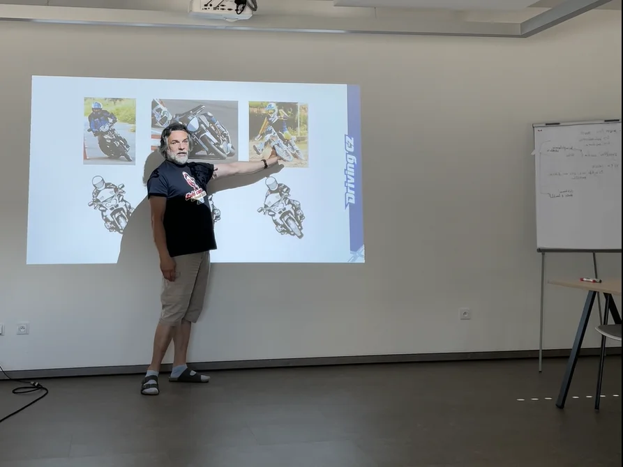Celodenní kurz bezpečné jízdy na motorce na letišti v Hradci Králové