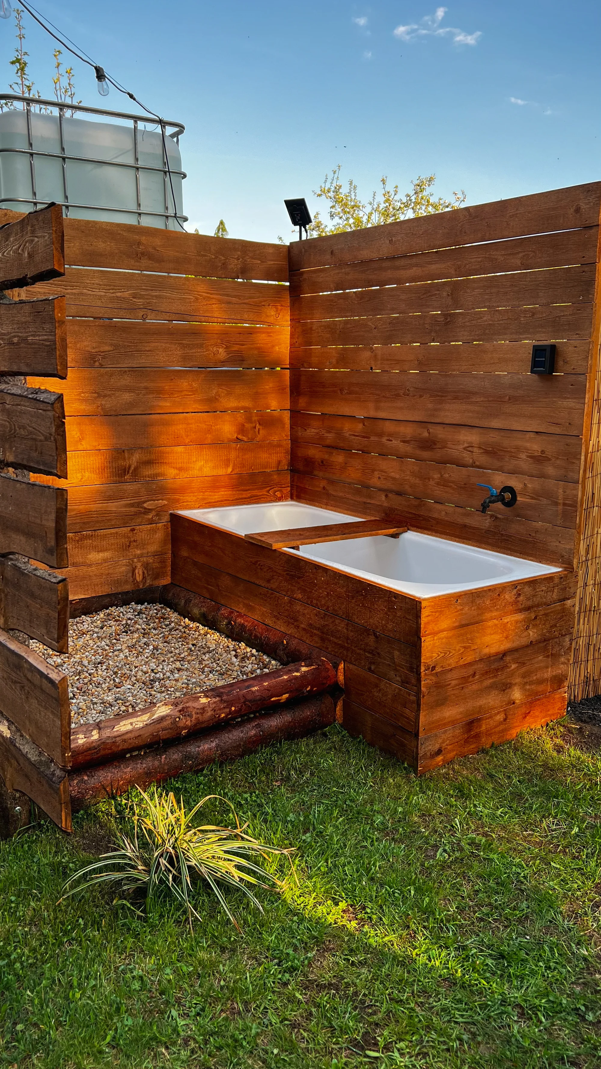 Glamping na Příbramsku, blízko CHKO Brdy: stan na klidné zahradě u rybníka