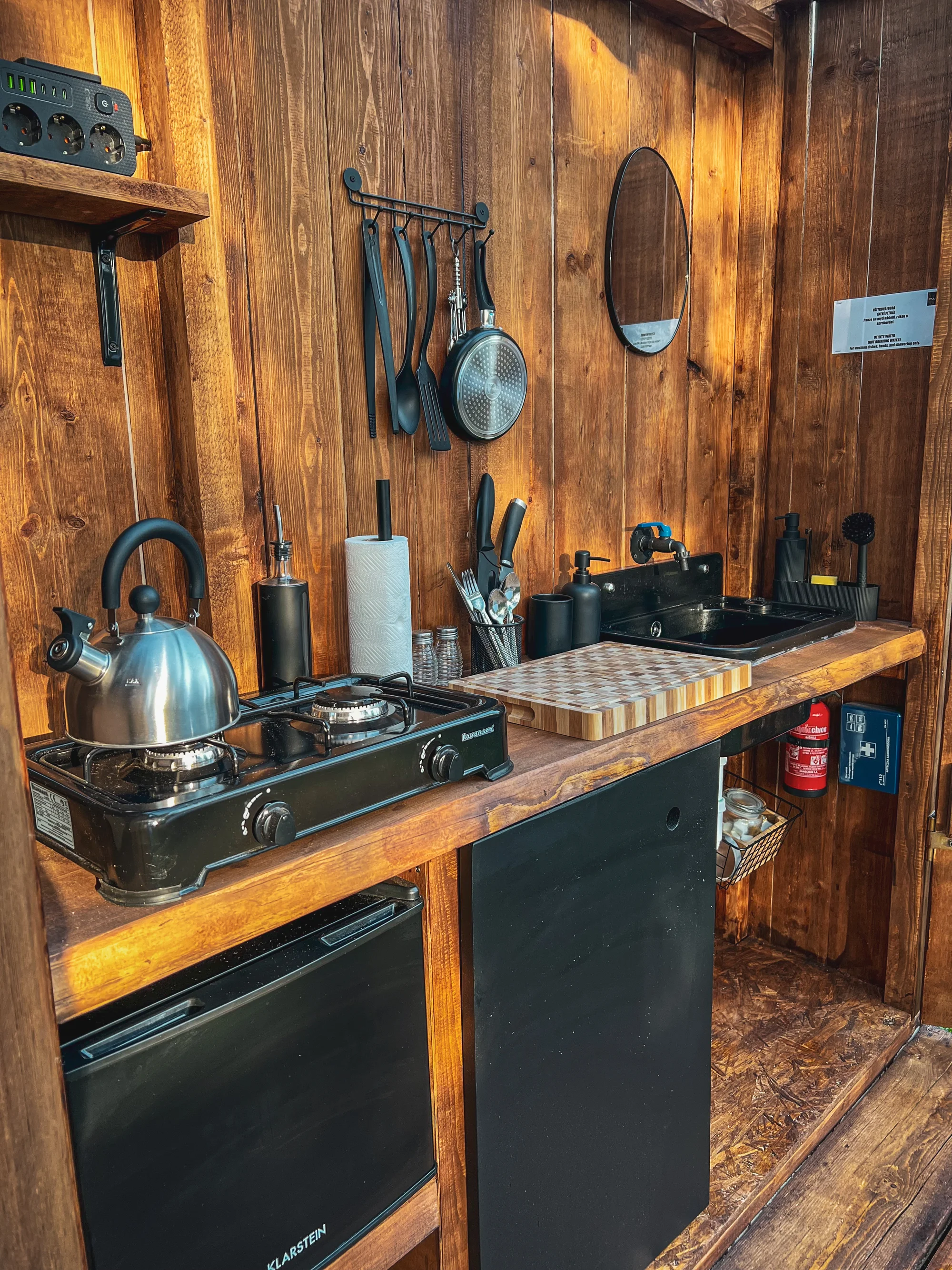 Glamping na Příbramsku, blízko CHKO Brdy: stan na klidné zahradě u rybníka
