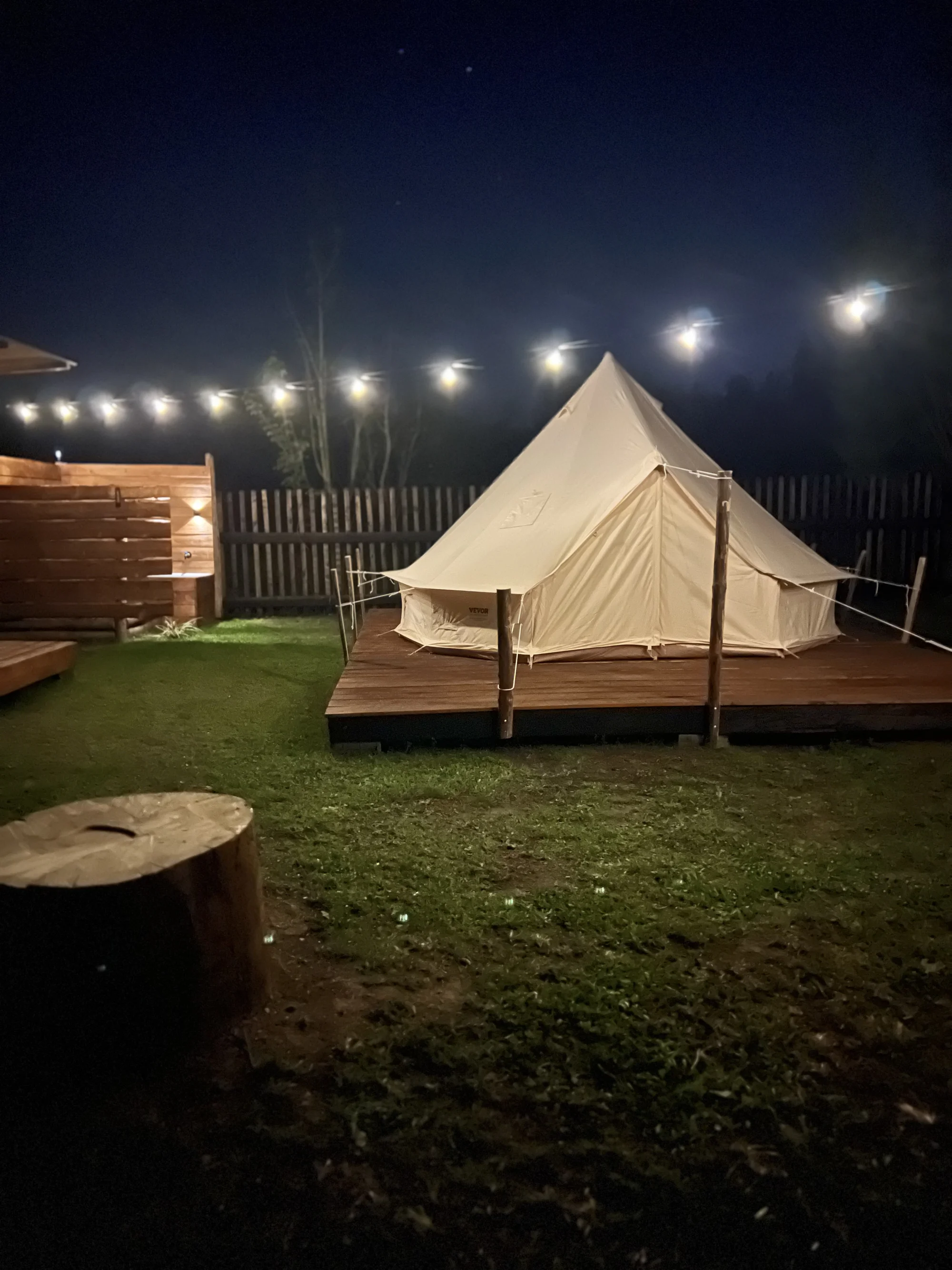 Glamping na Příbramsku, blízko CHKO Brdy: stan na klidné zahradě u rybníka