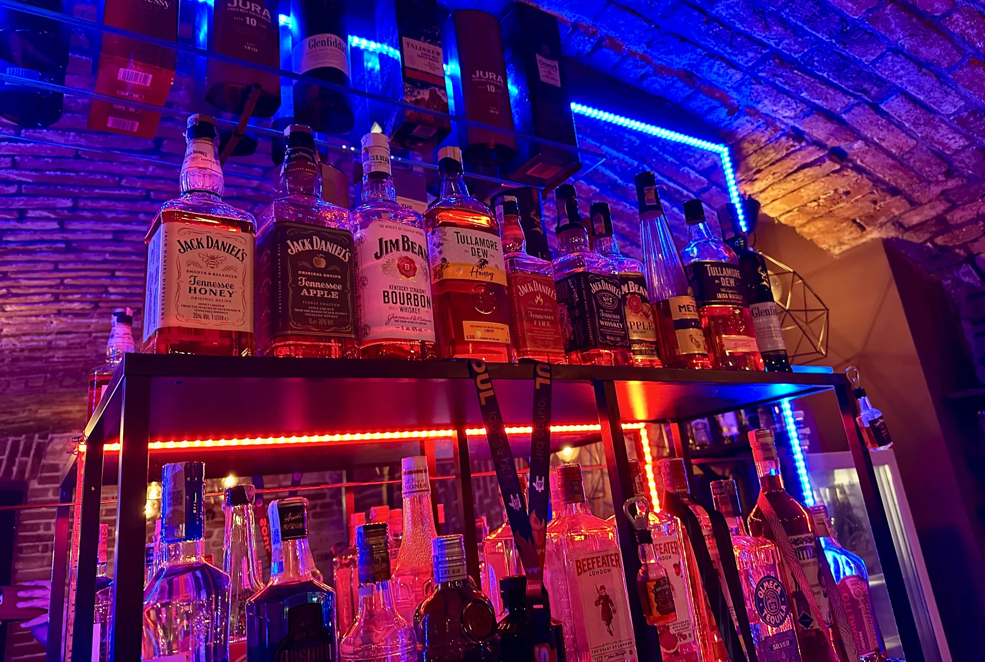 Drinky, hry i vodnice: voucher na 500–1 500 Kč do baru v centru Prahy