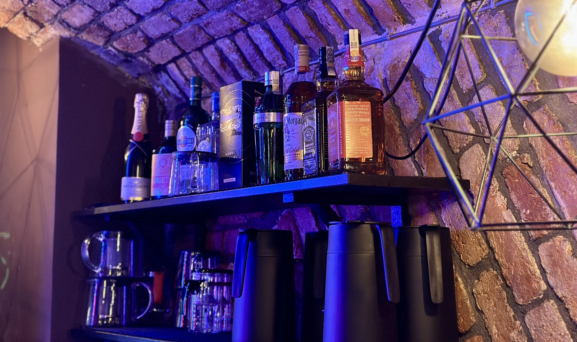 Drinky, hry i vodnice: voucher na 500–1 500 Kč do baru v centru Prahy