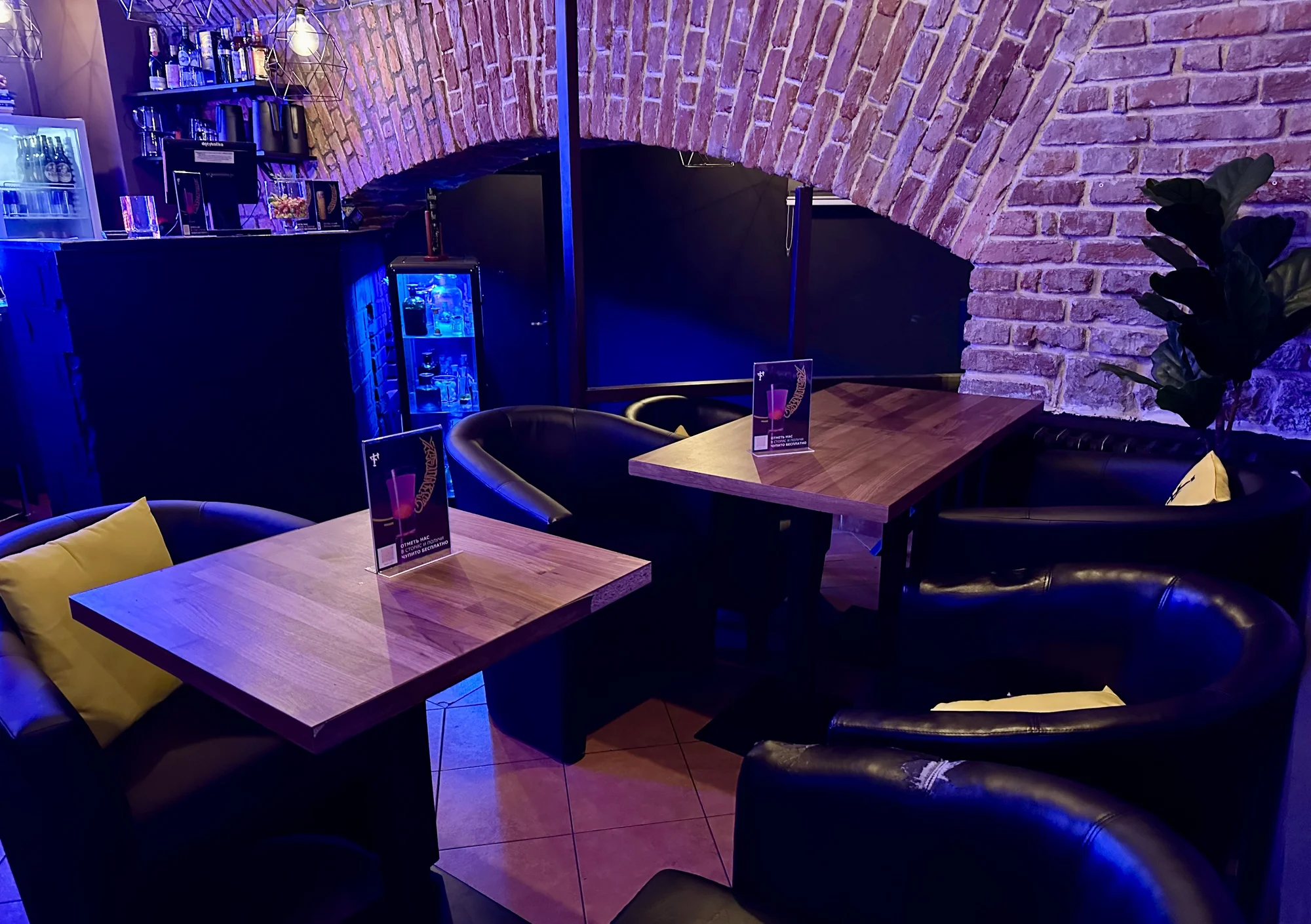 Drinky, hry i vodnice: voucher na 500–1 500 Kč do baru v centru Prahy