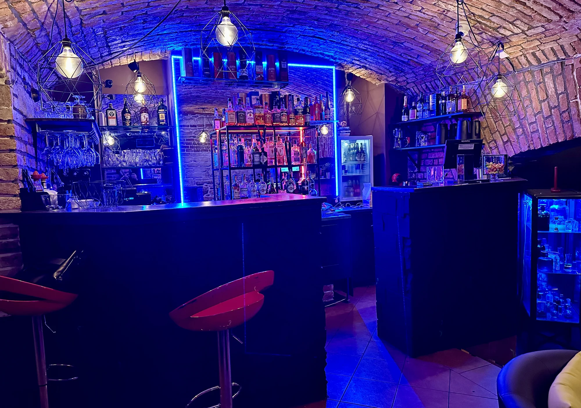Drinky, hry i vodnice: voucher na 500–1 500 Kč do baru v centru Prahy